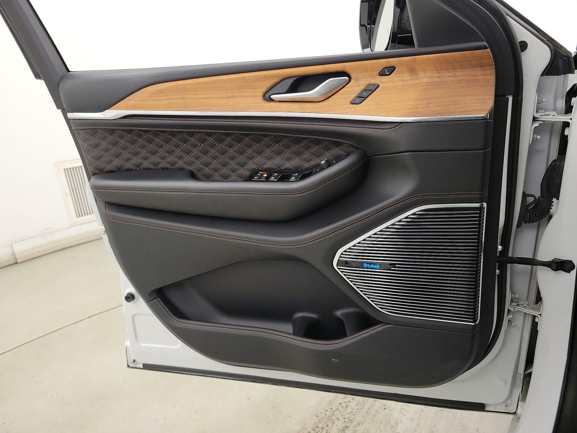 Thumbnail: 2022 Jeep Grand Cherokee - 12