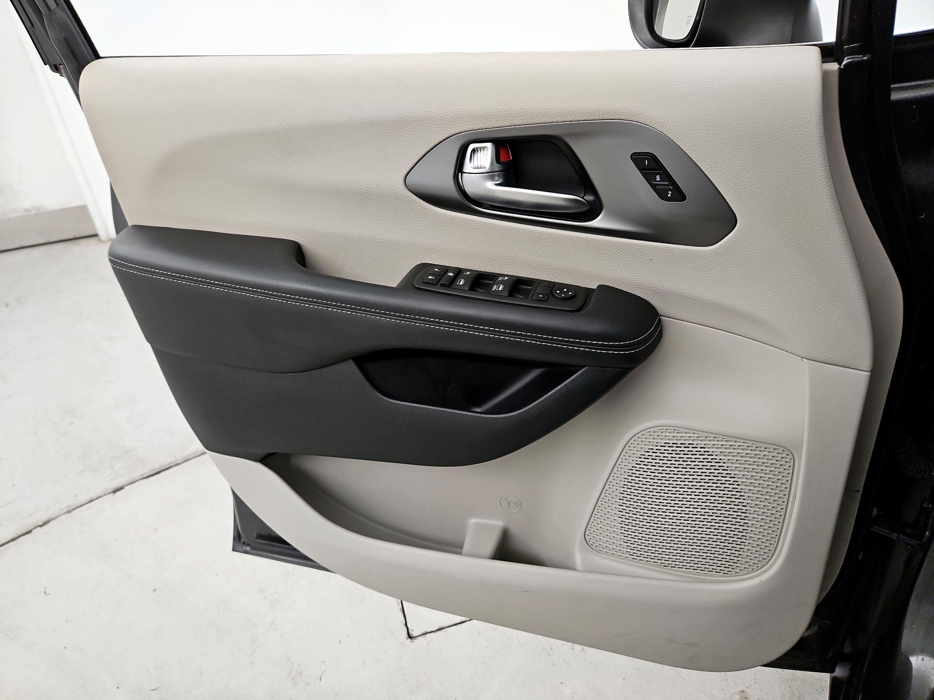 Thumbnail: 2023 Chrysler Pacifica - 12