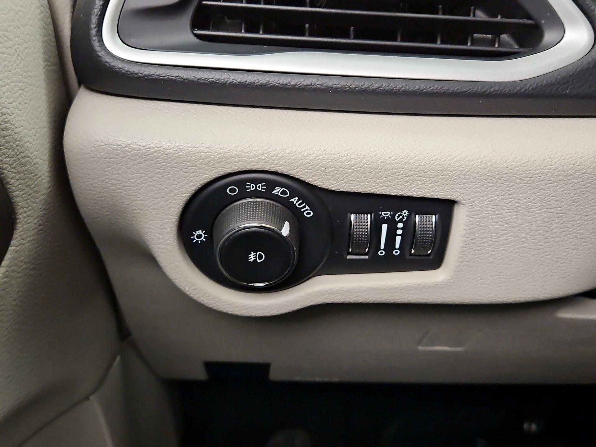 Thumbnail: 2023 Chrysler Pacifica - 13