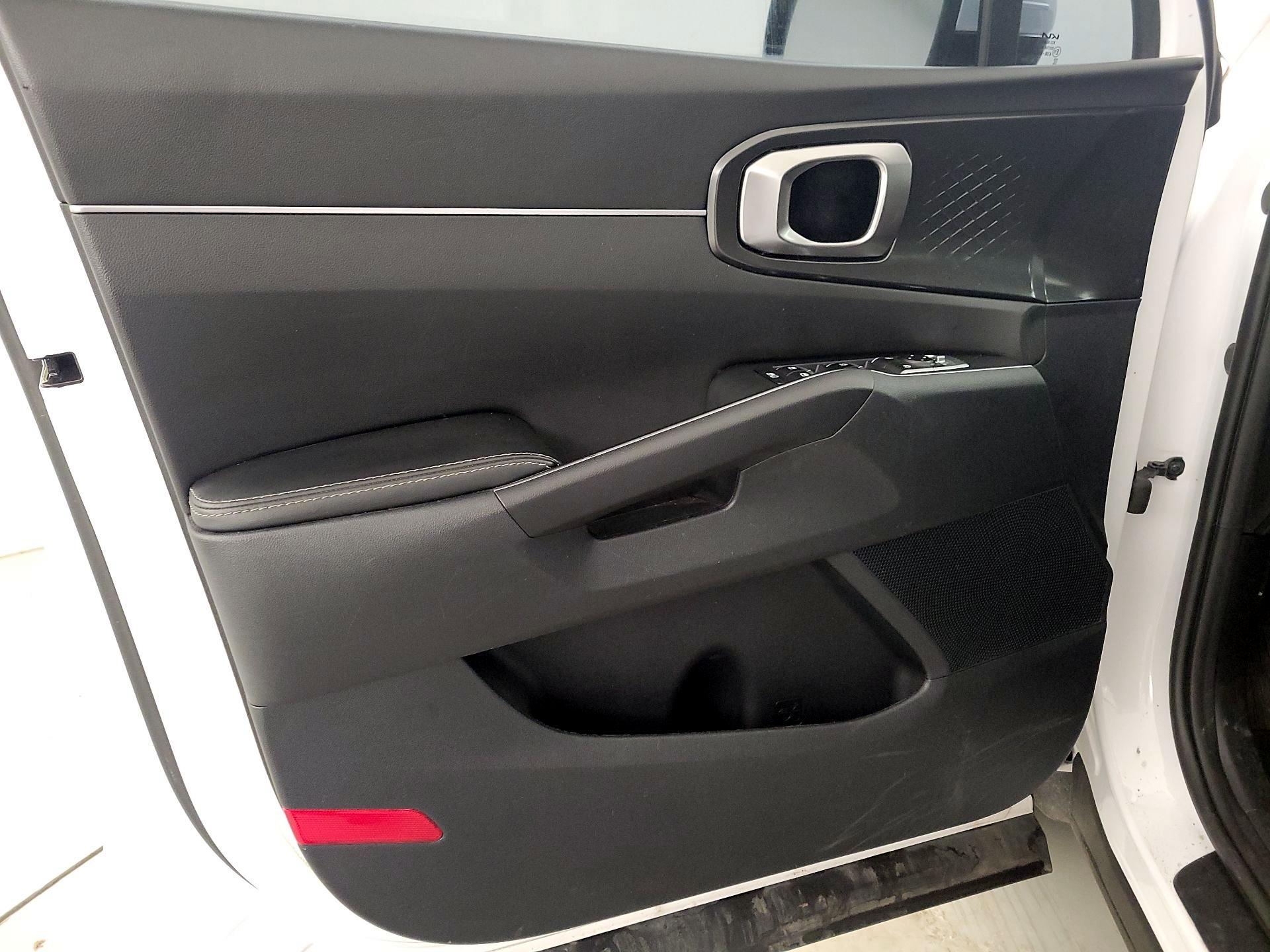 Thumbnail: 2023 Kia Sorento - 12