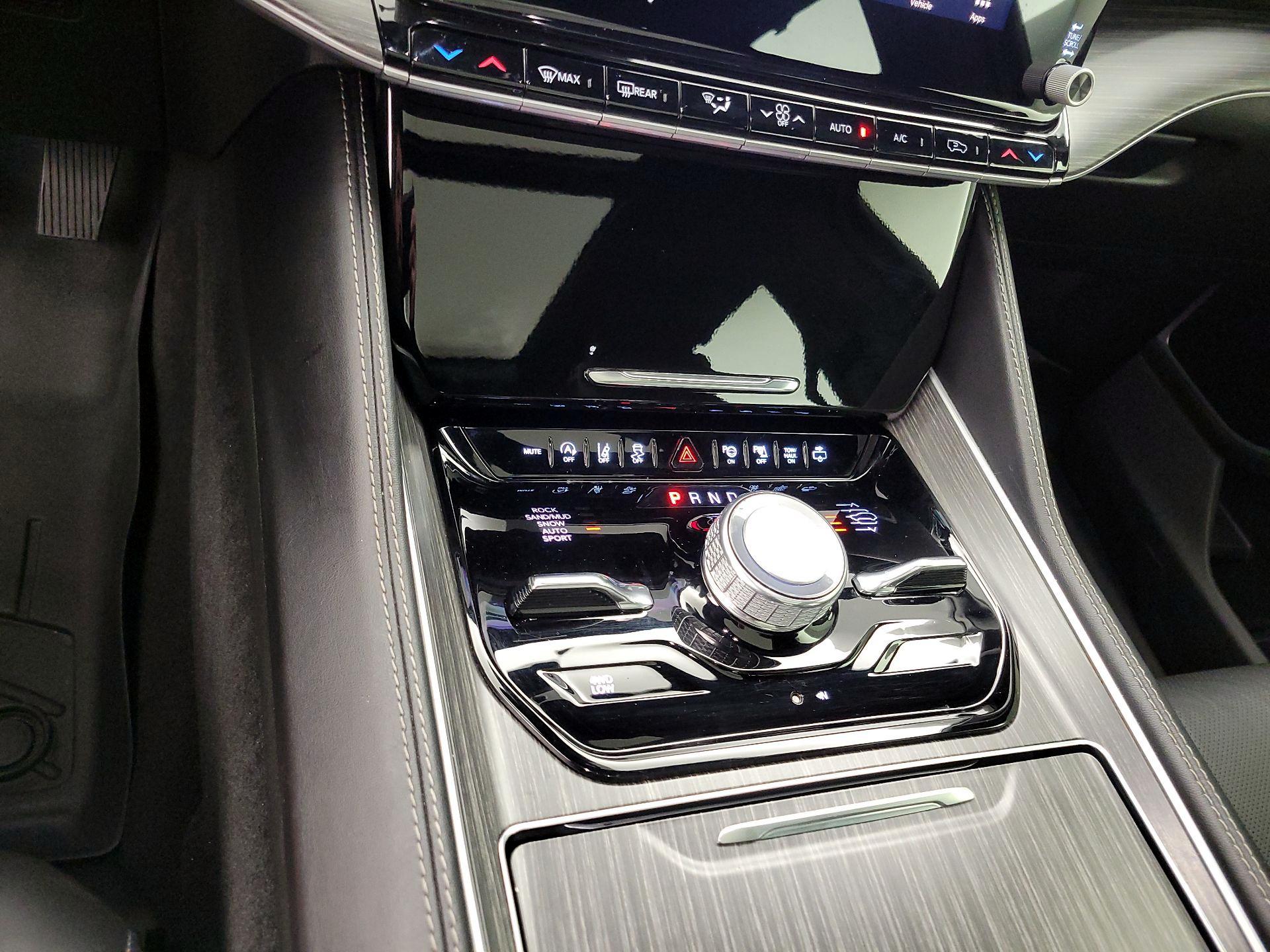 Thumbnail: 2023 Jeep Wagoneer - 18