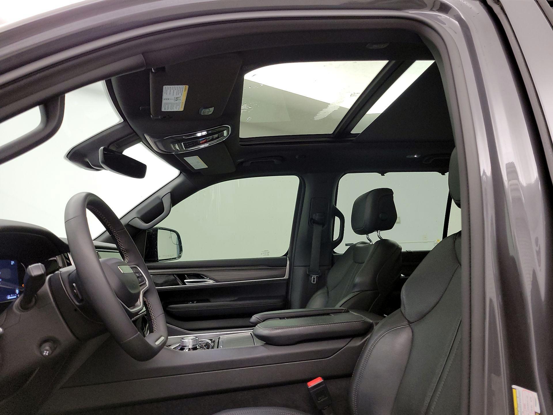 Thumbnail: 2023 Jeep Wagoneer - 20