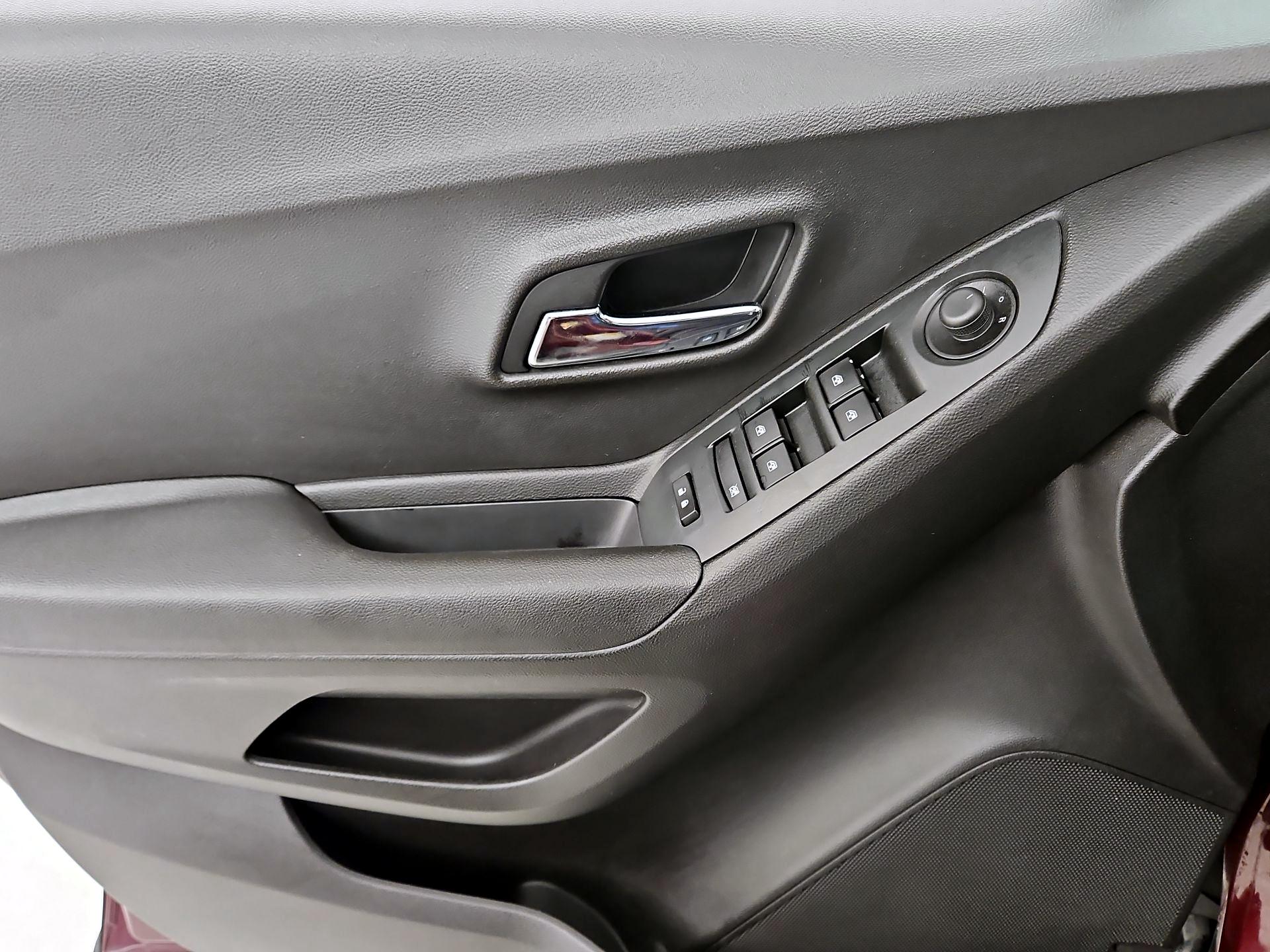 Thumbnail: 2017 Chevrolet Trax - 12