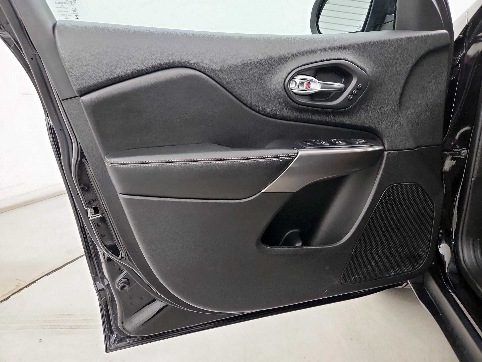 Thumbnail: 2020 Jeep Cherokee - 12