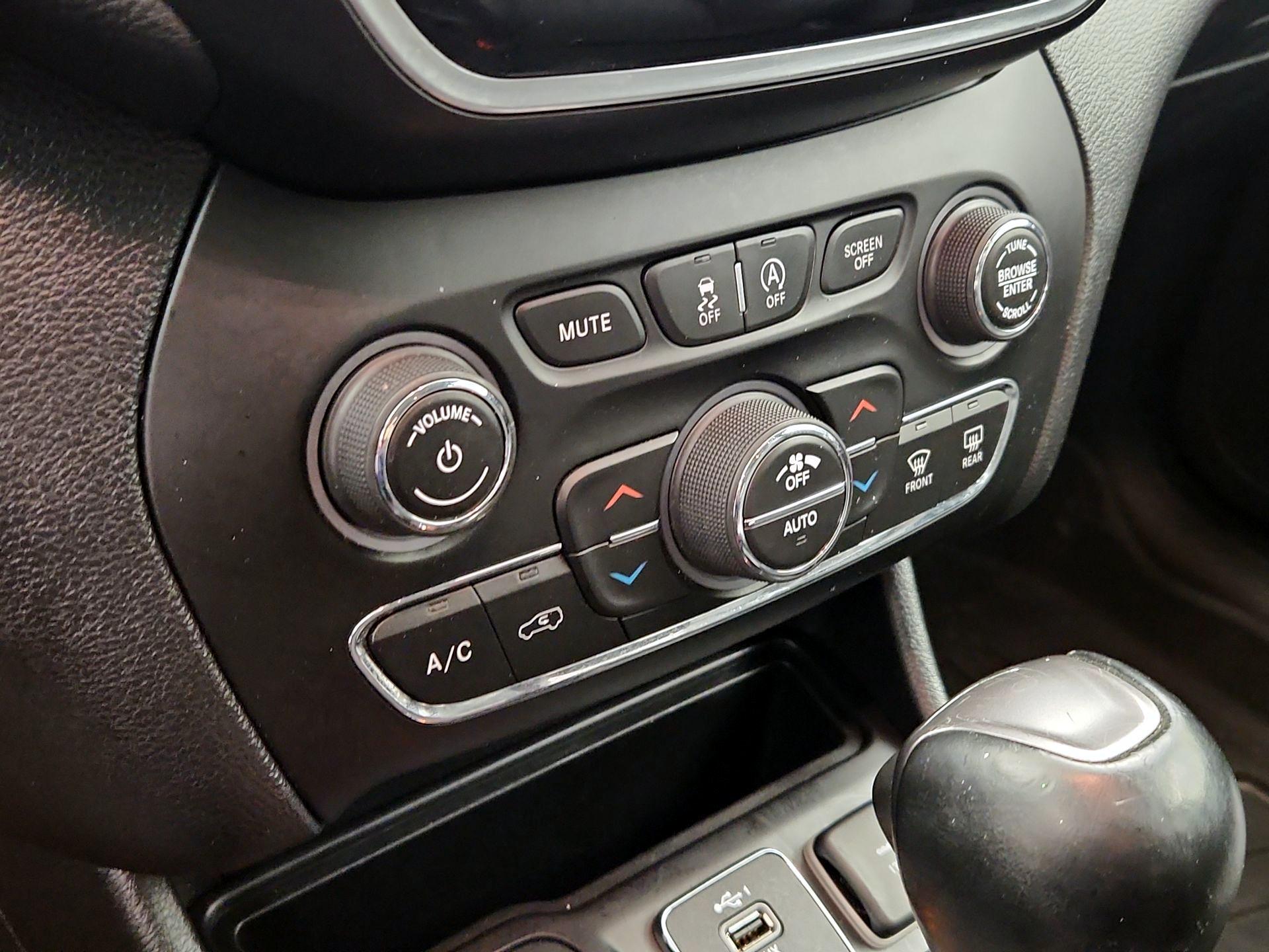 Thumbnail: 2020 Jeep Cherokee - 16