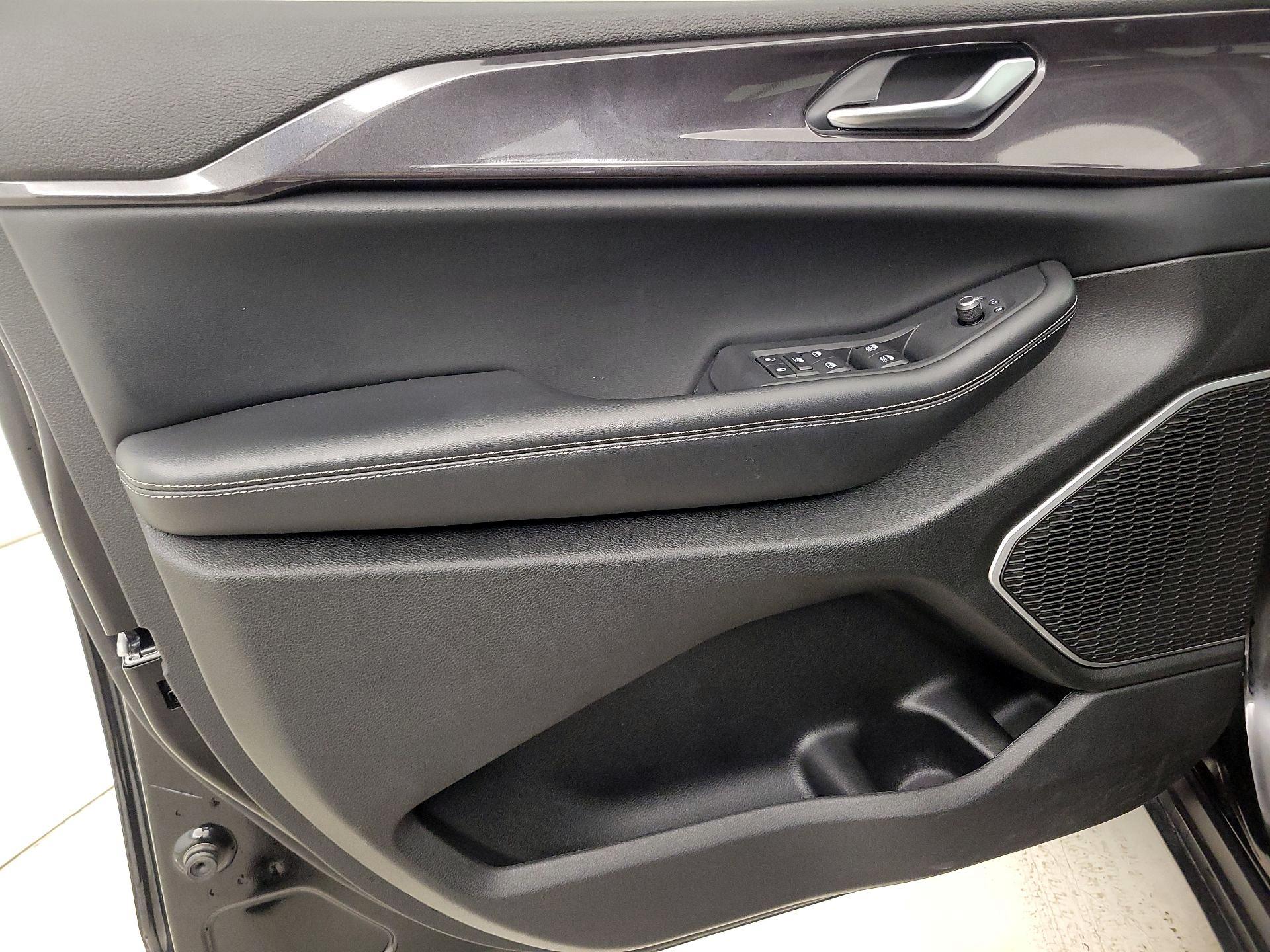 Thumbnail: 2022 Jeep Grand Cherokee - 12