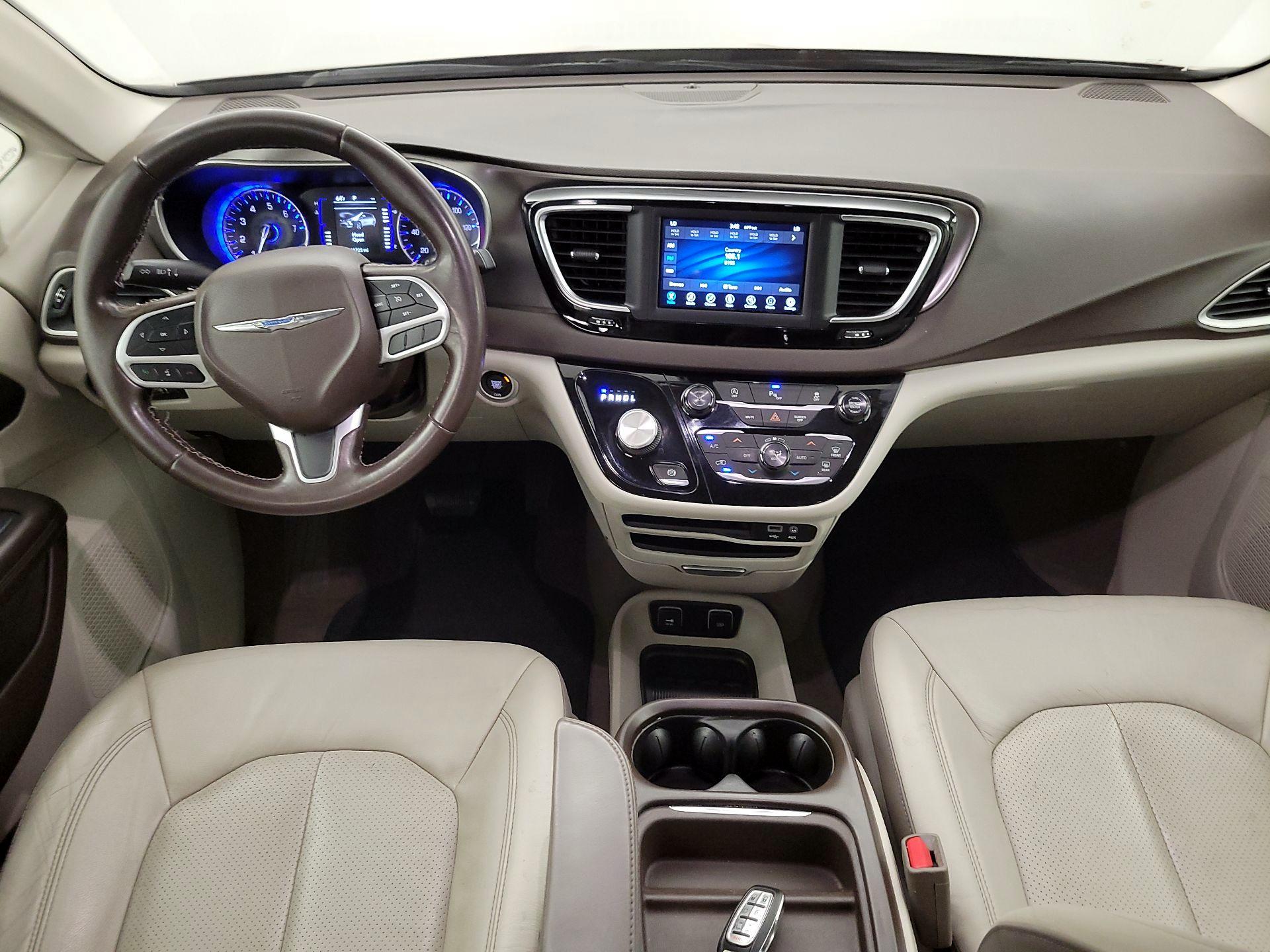 Thumbnail: 2018 Chrysler Pacifica - 9