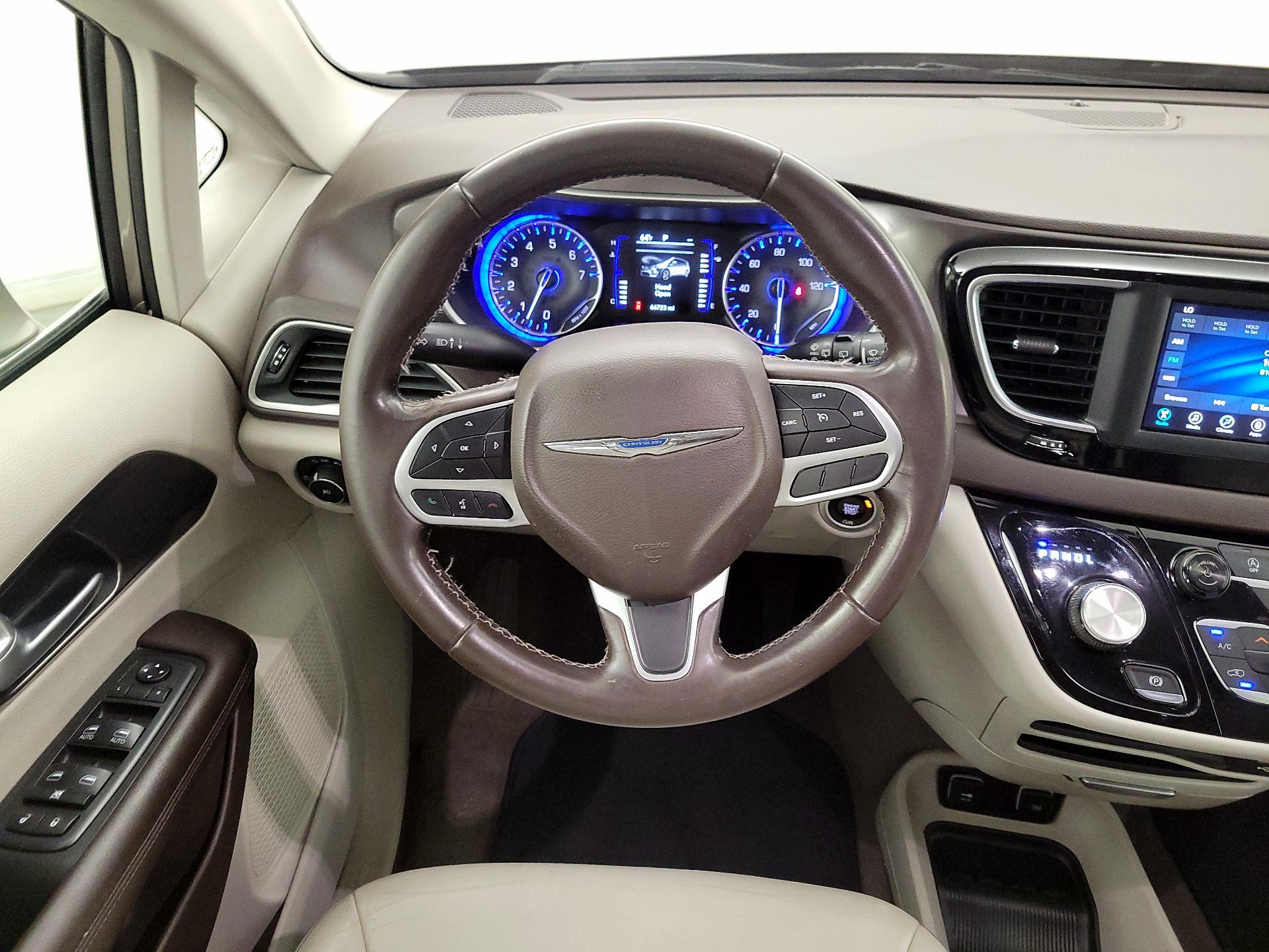 Thumbnail: 2018 Chrysler Pacifica - 10