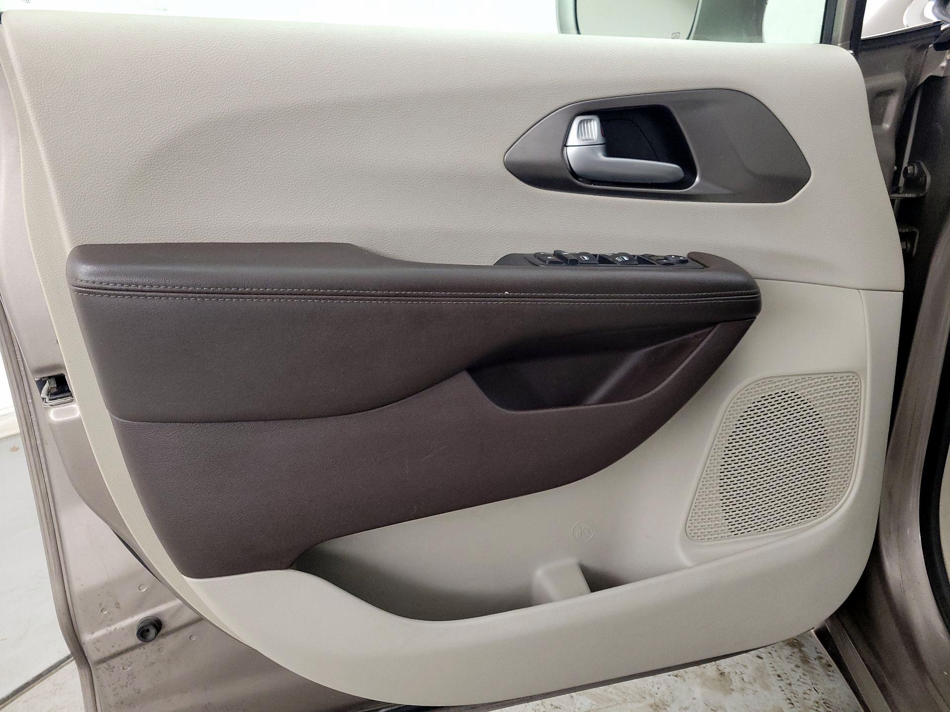 Thumbnail: 2018 Chrysler Pacifica - 12