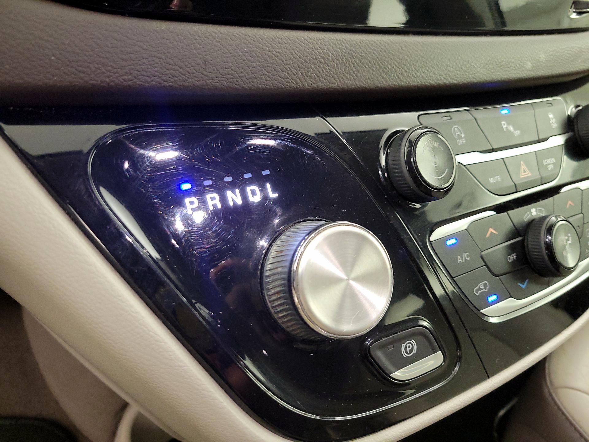 Thumbnail: 2018 Chrysler Pacifica - 17