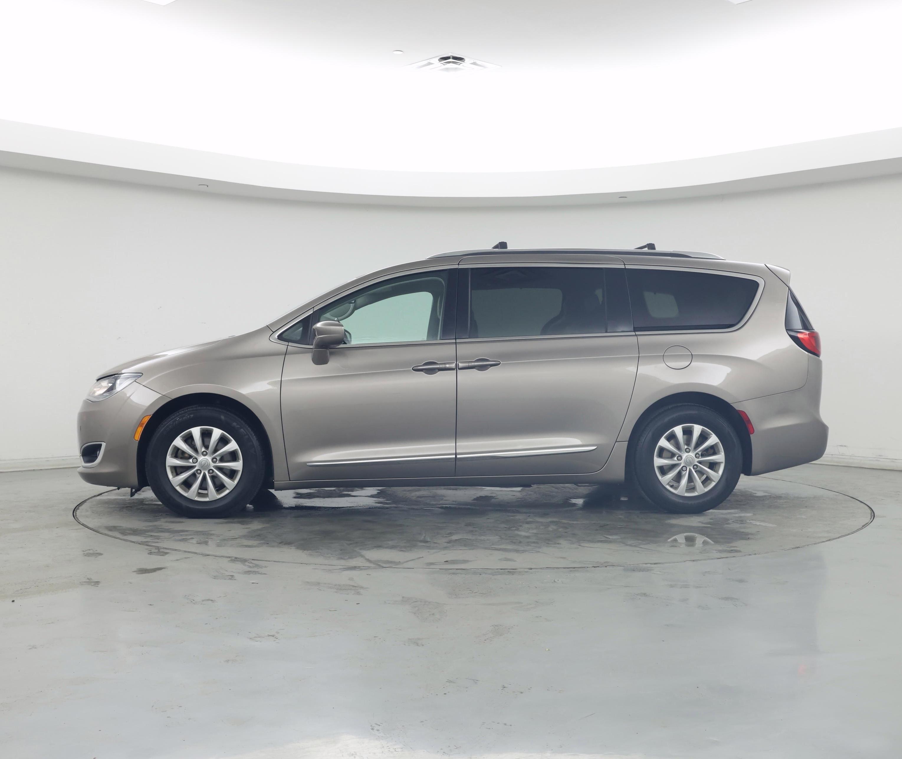 Thumbnail: 2018 Chrysler Pacifica - 3