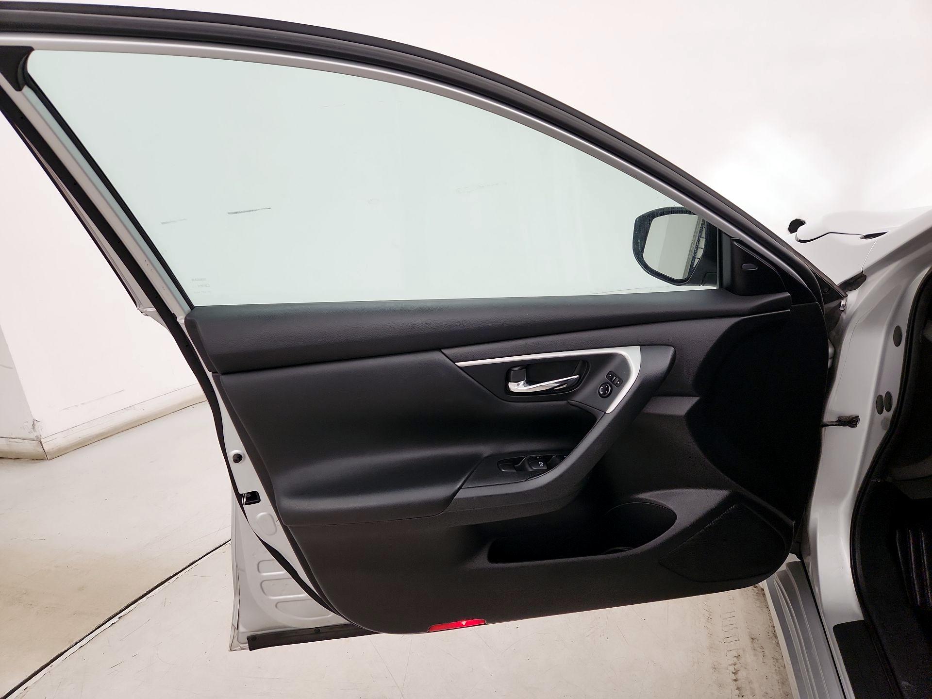 Thumbnail: 2017 Nissan Altima - 12