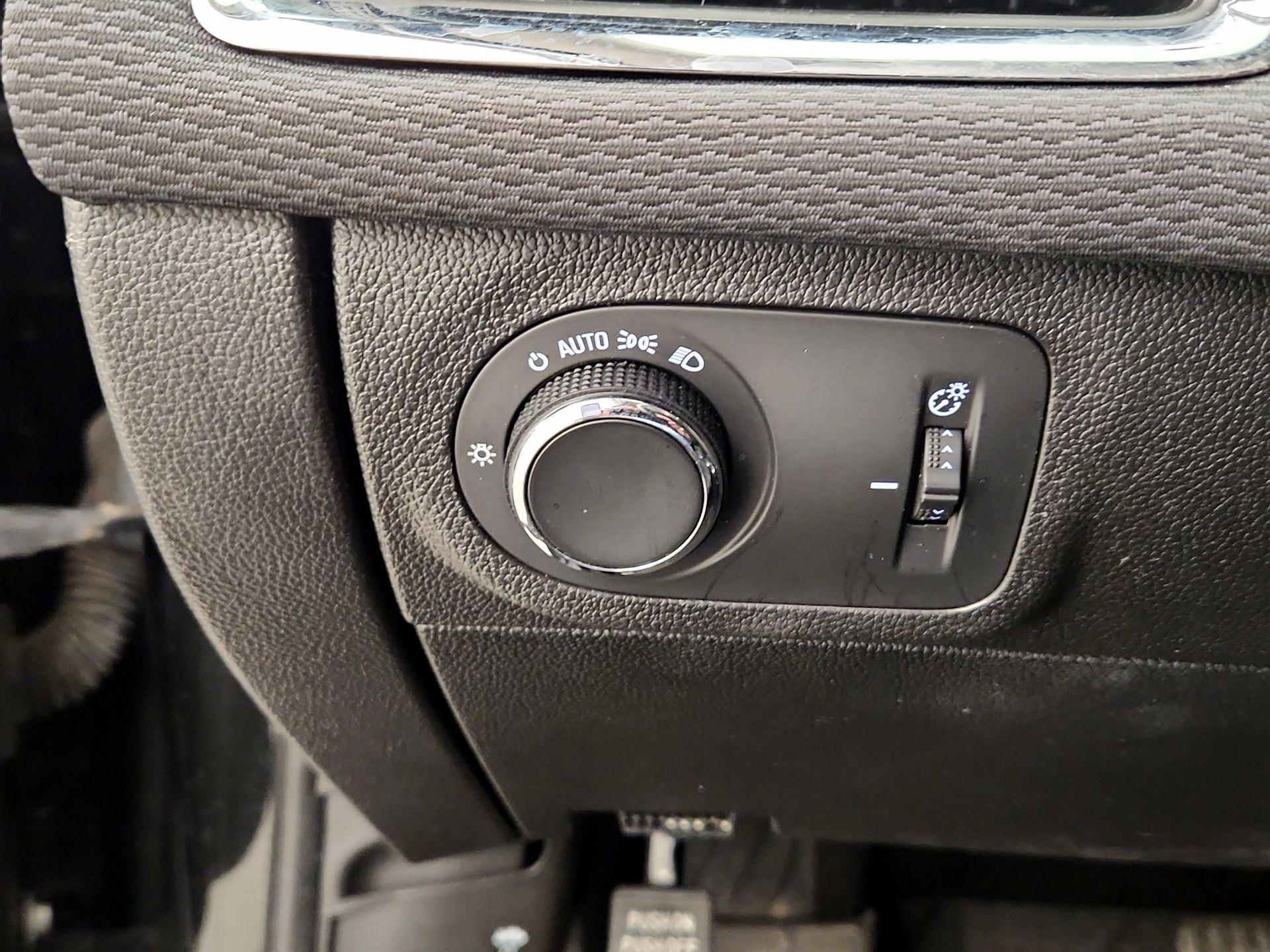 Thumbnail: 2018 Chevrolet Cruze - 13