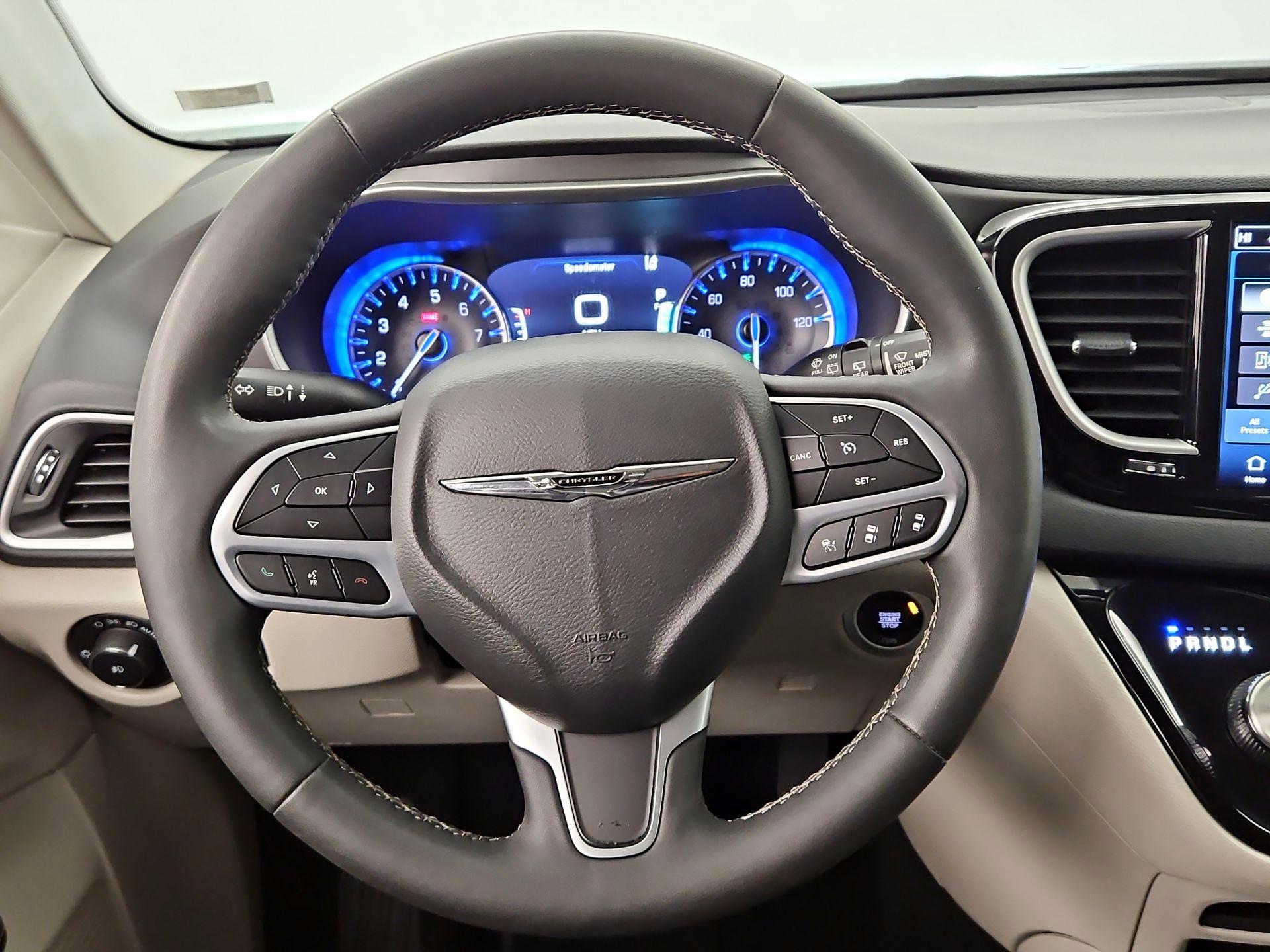 Thumbnail: 2023 Chrysler Pacifica - 10