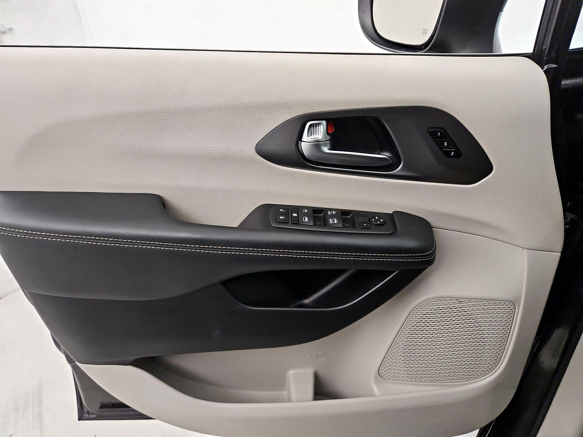 Thumbnail: 2023 Chrysler Pacifica - 12