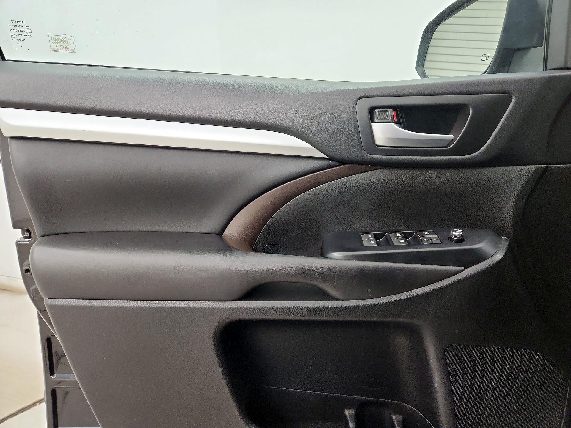 Thumbnail: 2016 Toyota Highlander - 12