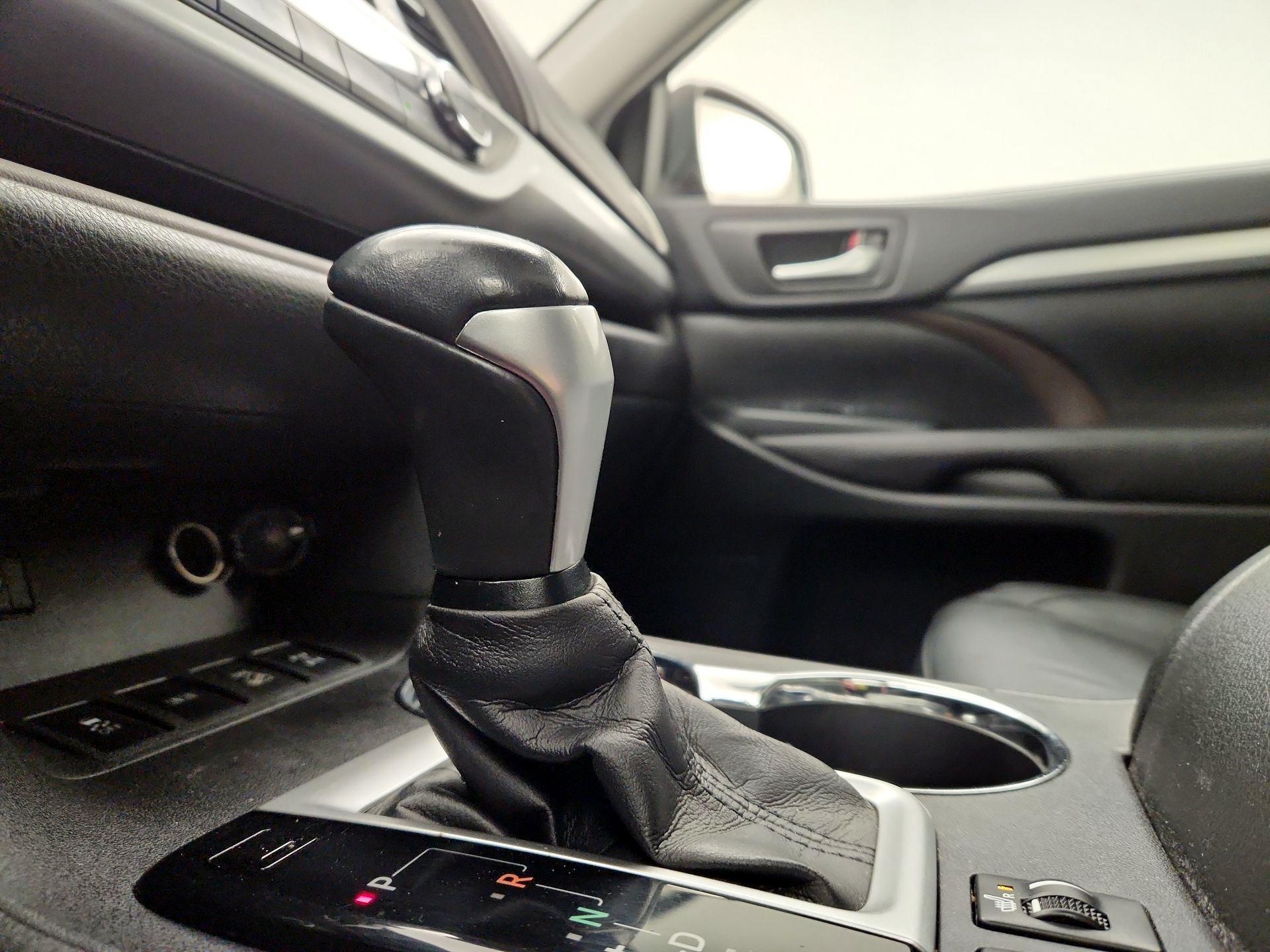 Thumbnail: 2016 Toyota Highlander - 18