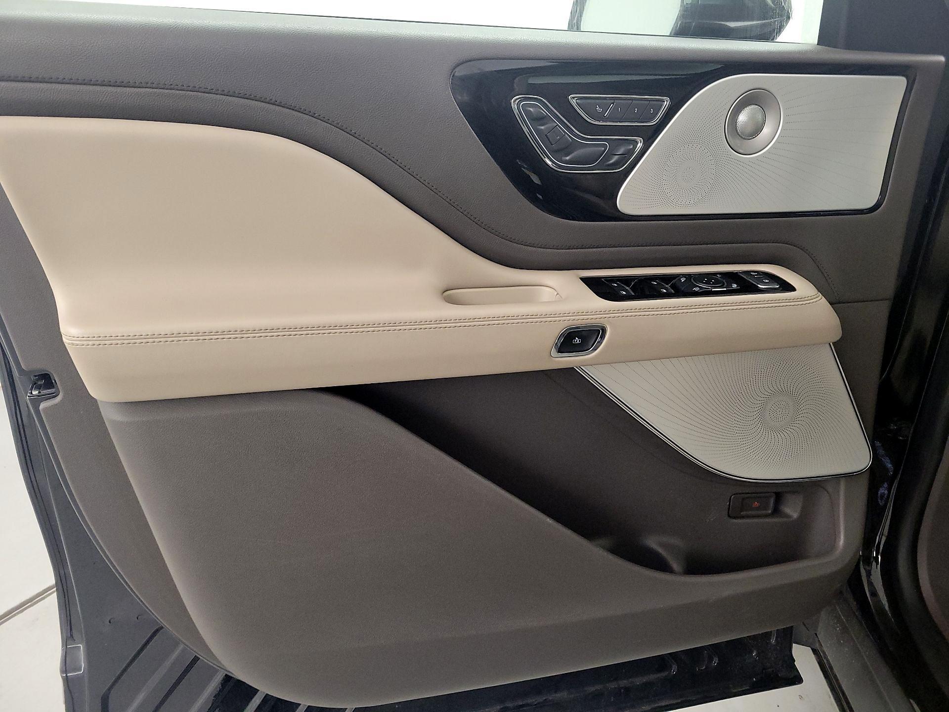 Thumbnail: 2020 Lincoln Aviator - 12