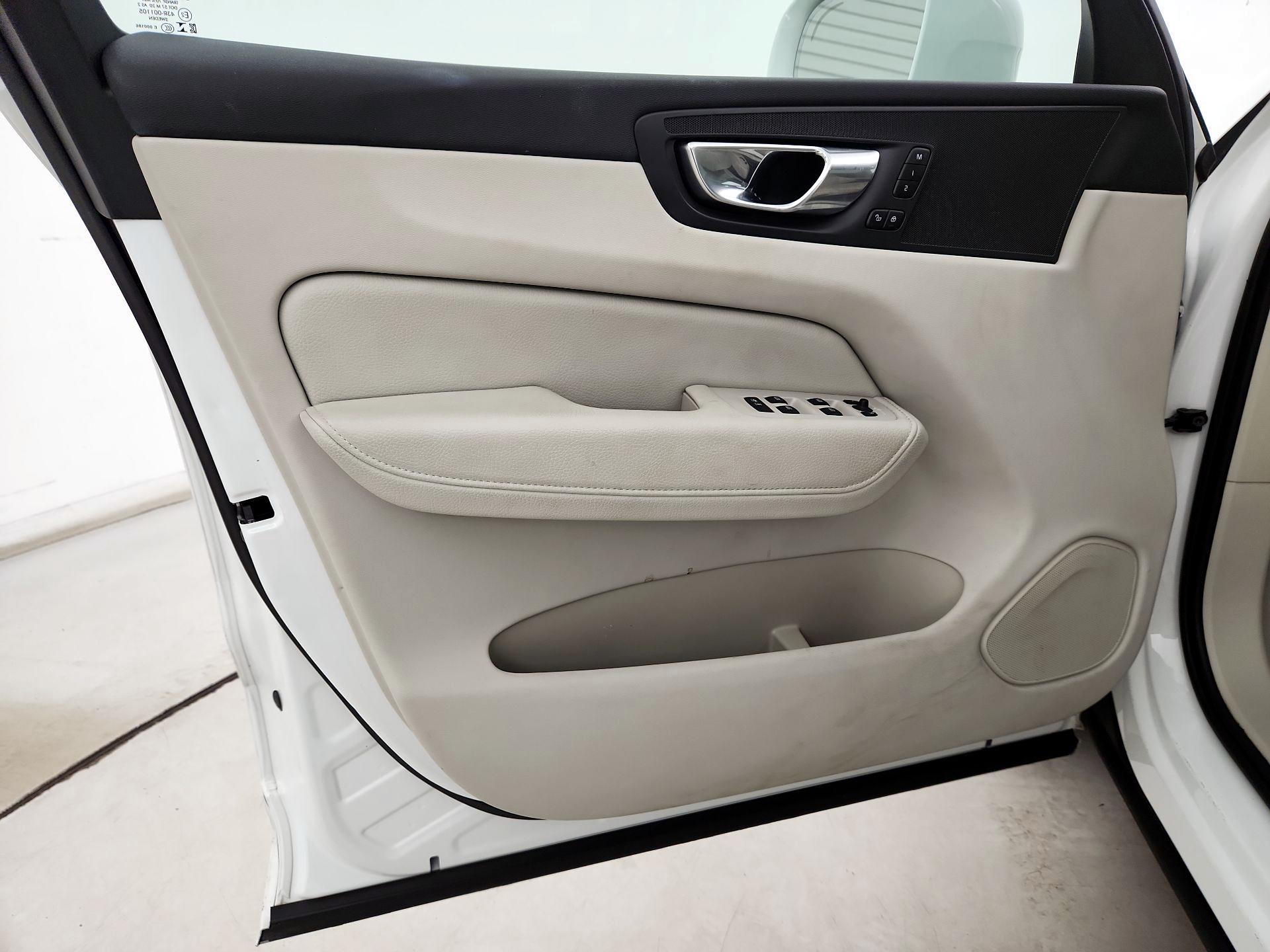 Thumbnail: 2022 Volvo XC60 - 12