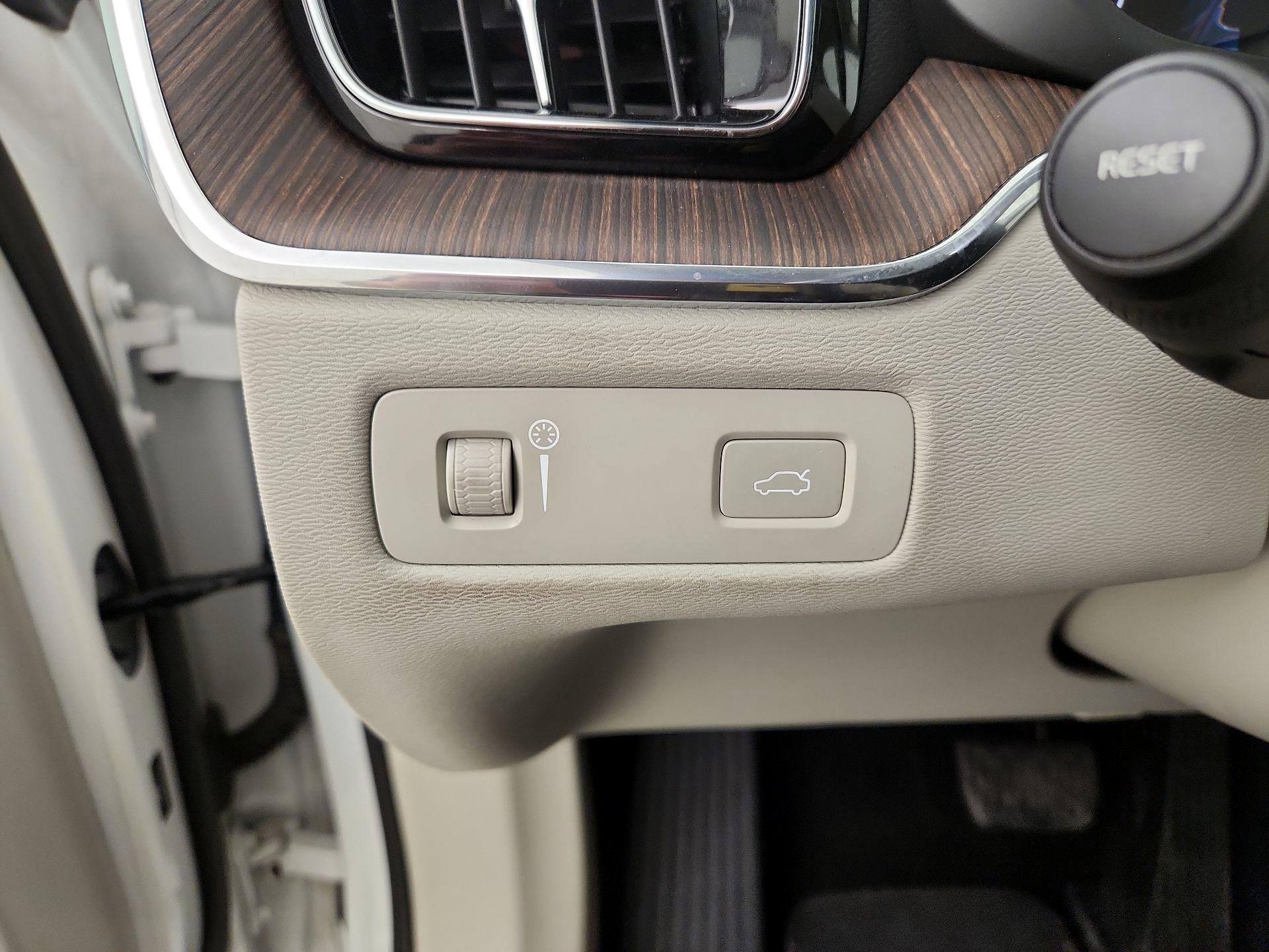 Thumbnail: 2022 Volvo XC60 - 13