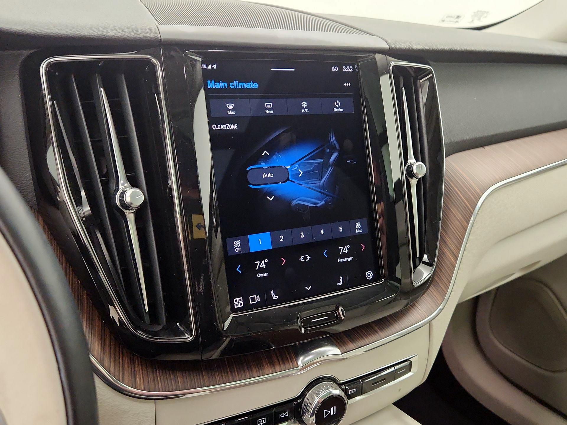 Thumbnail: 2022 Volvo XC60 - 17