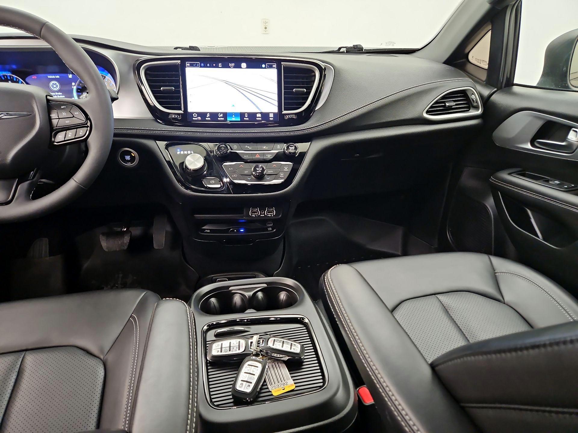 Thumbnail: 2023 Chrysler Pacifica - 9