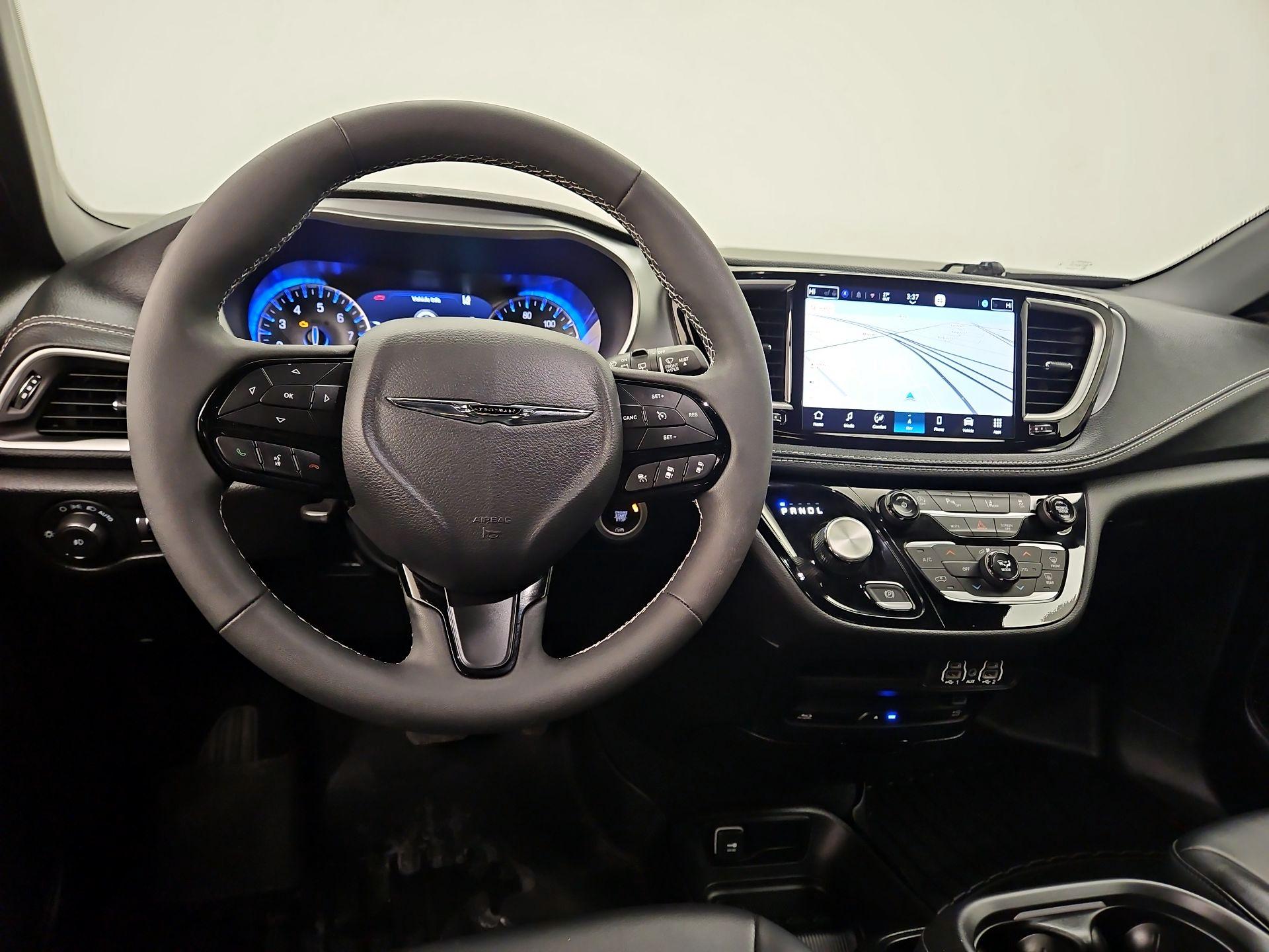 Thumbnail: 2023 Chrysler Pacifica - 10