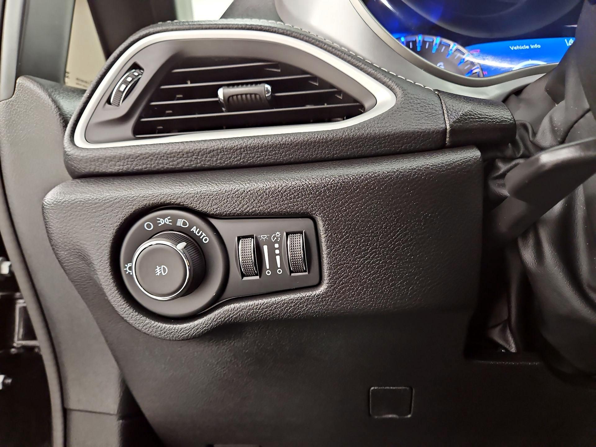 Thumbnail: 2023 Chrysler Pacifica - 13