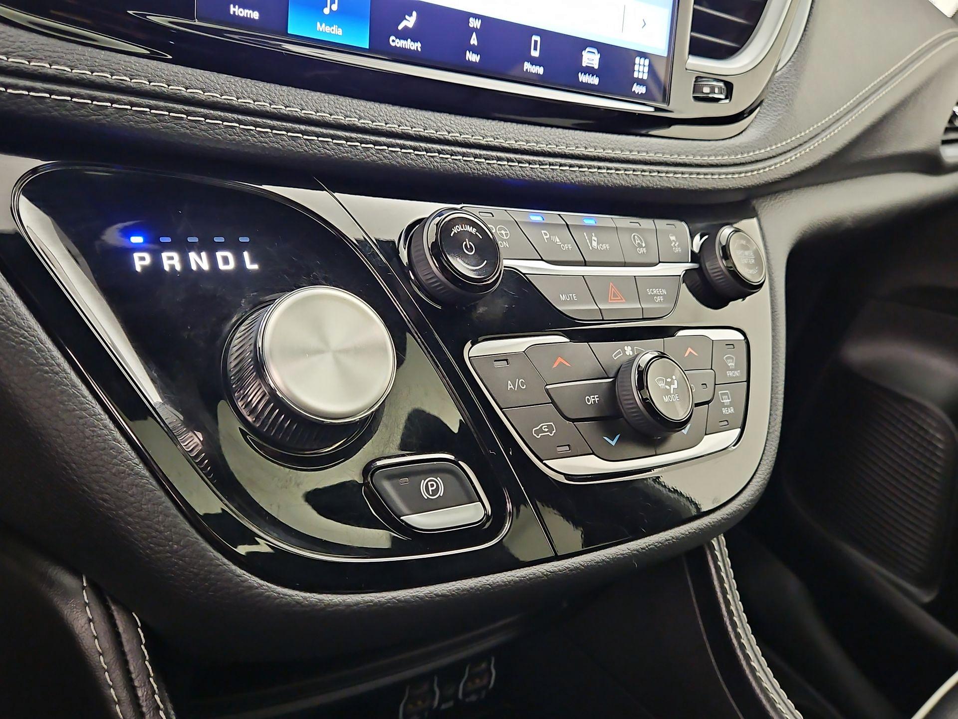 Thumbnail: 2025 Chrysler Pacifica - 18