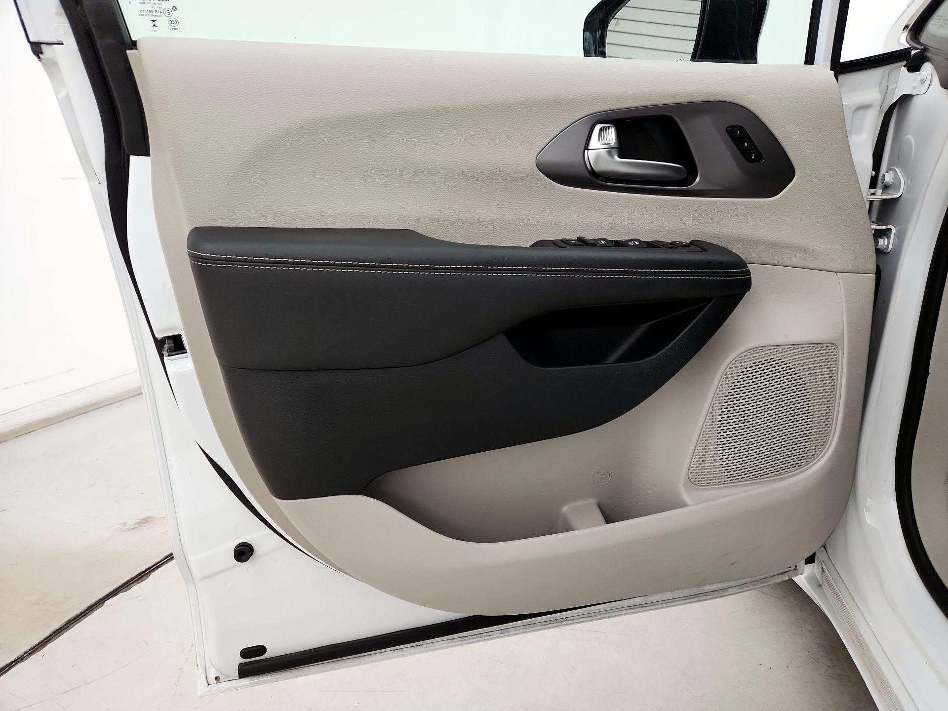 Thumbnail: 2024 Chrysler Pacifica - 12