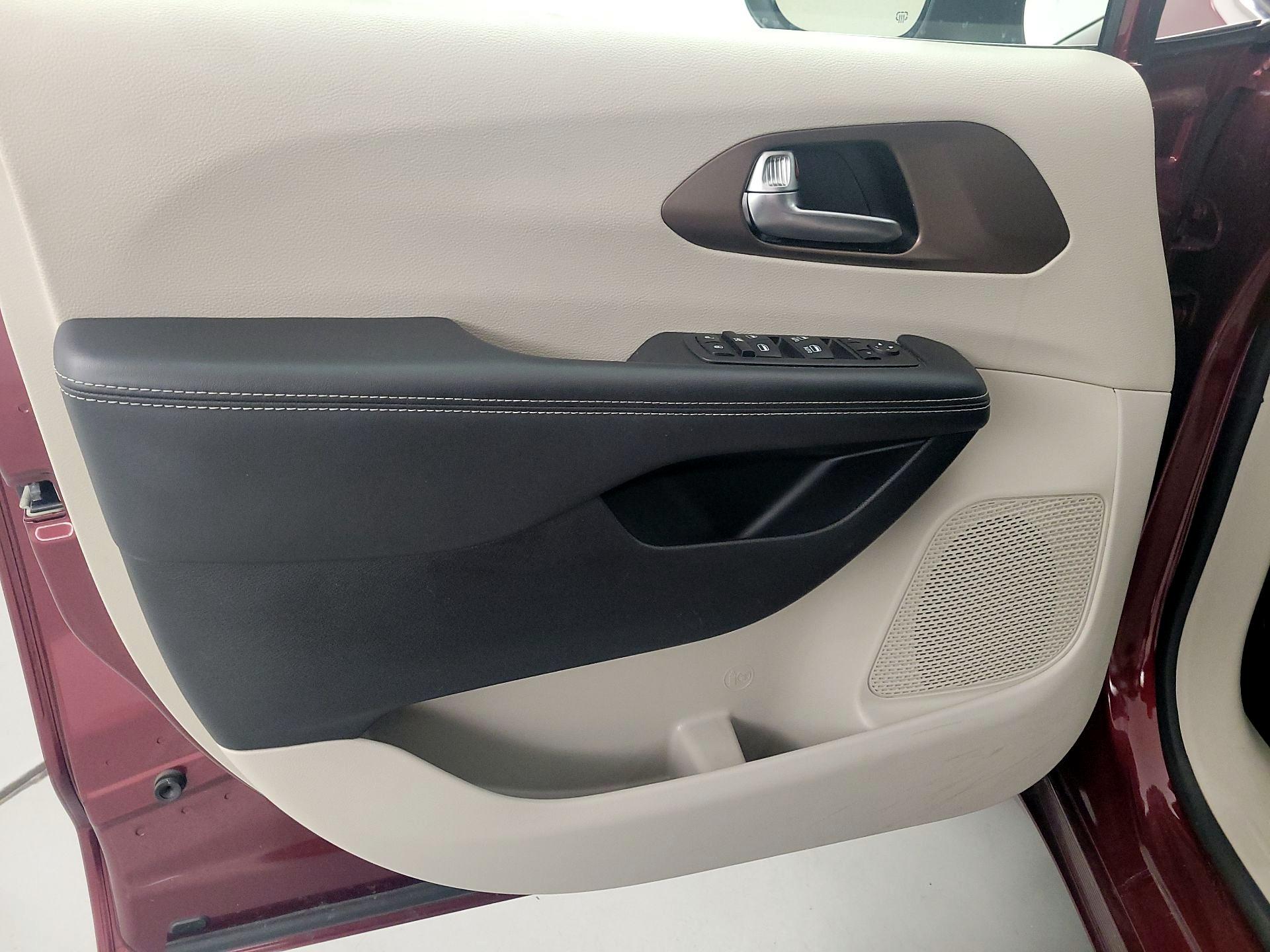 Thumbnail: 2023 Chrysler Voyager - 12