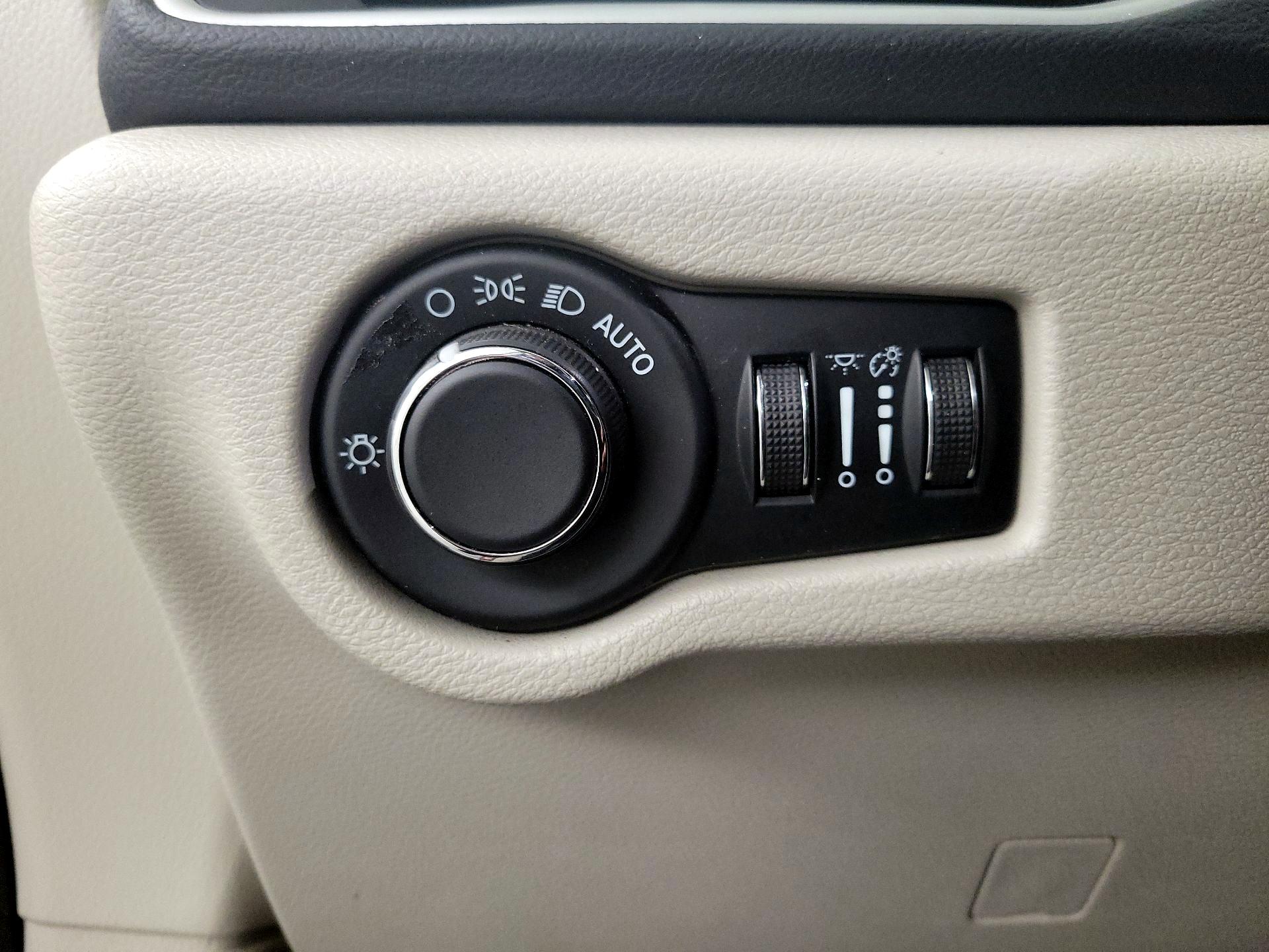 Thumbnail: 2023 Chrysler Voyager - 13