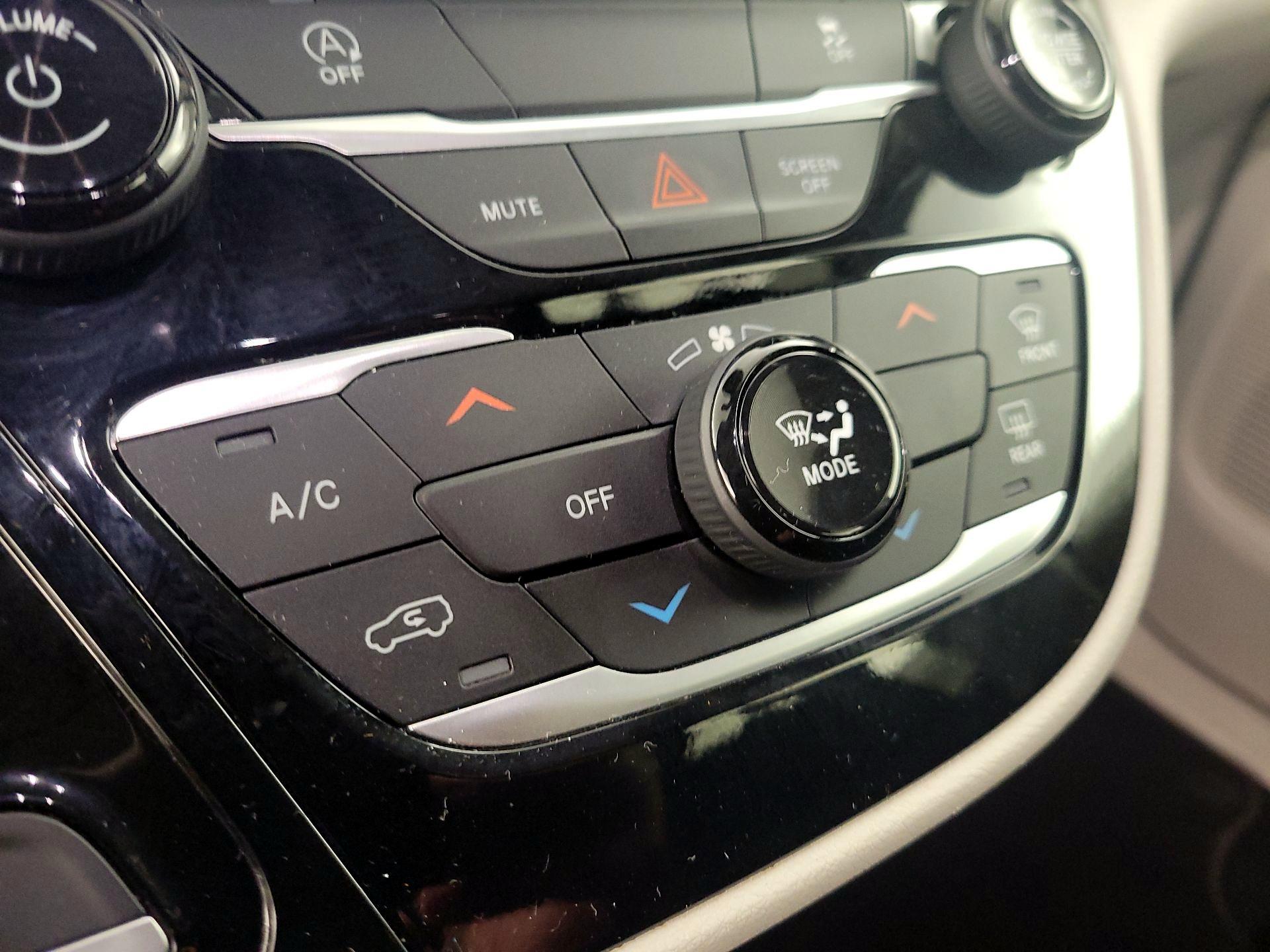 Thumbnail: 2023 Chrysler Voyager - 16