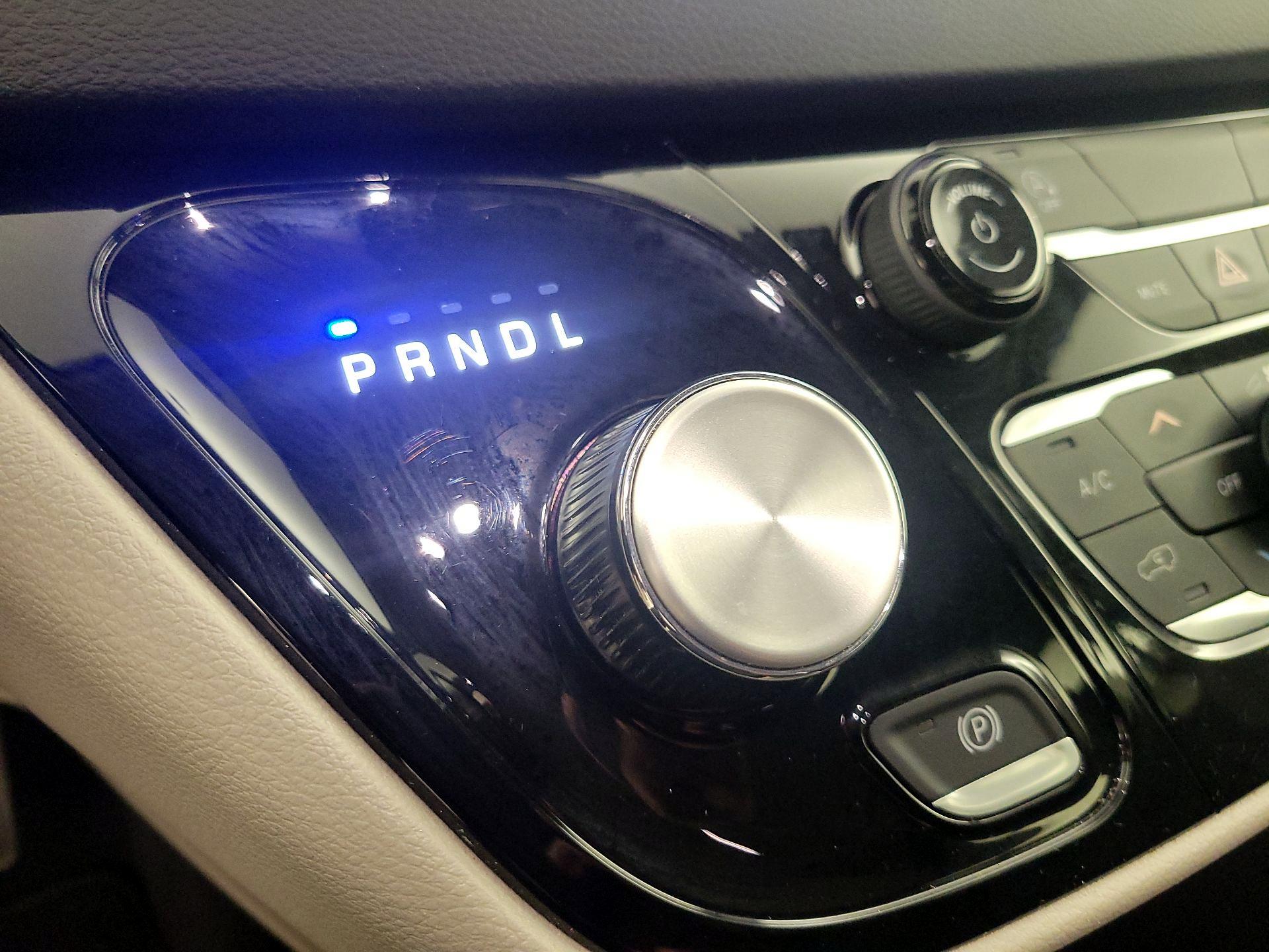 Thumbnail: 2023 Chrysler Voyager - 17