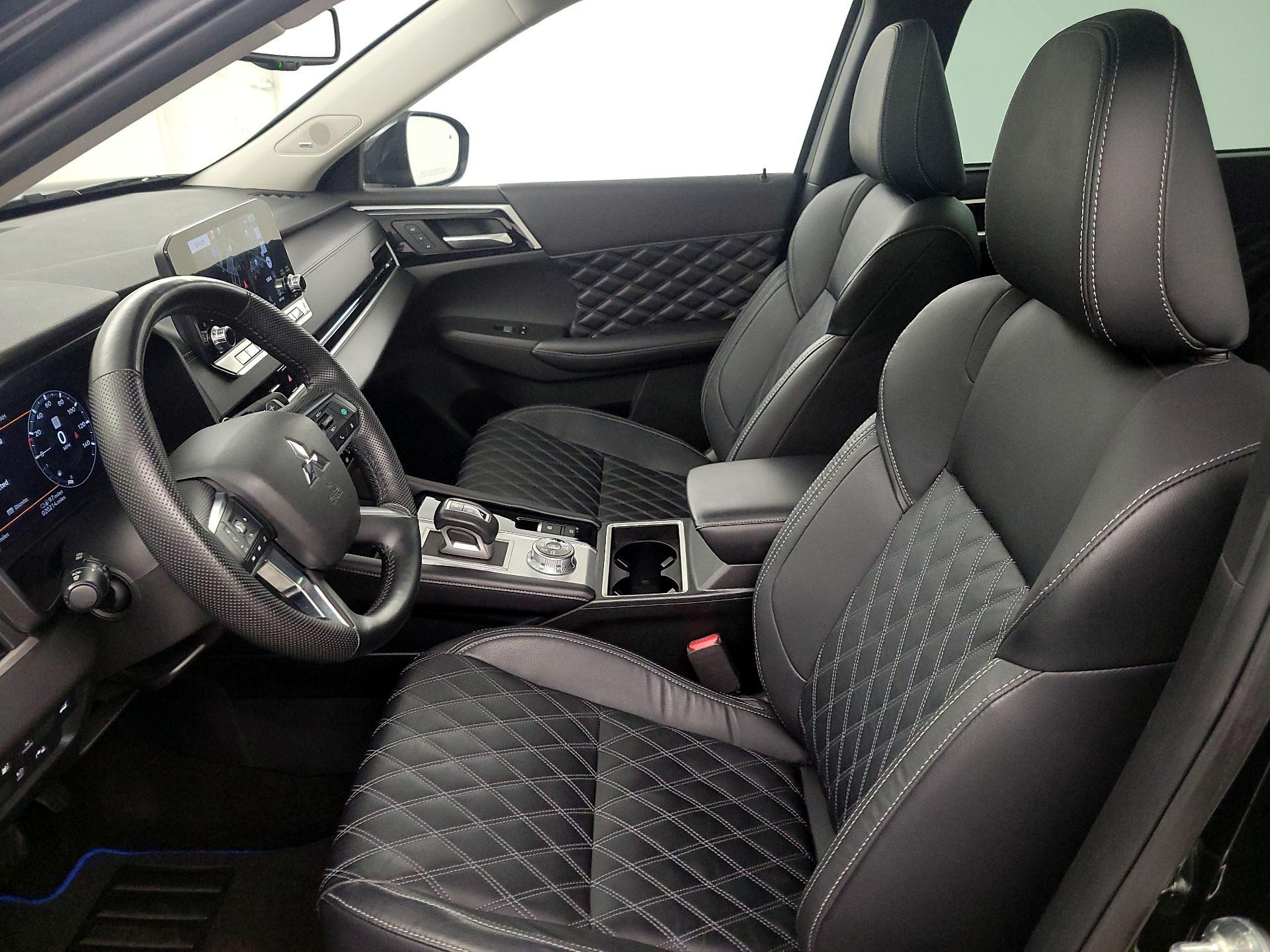 Thumbnail: 2023 Mitsubishi Outlander - 11