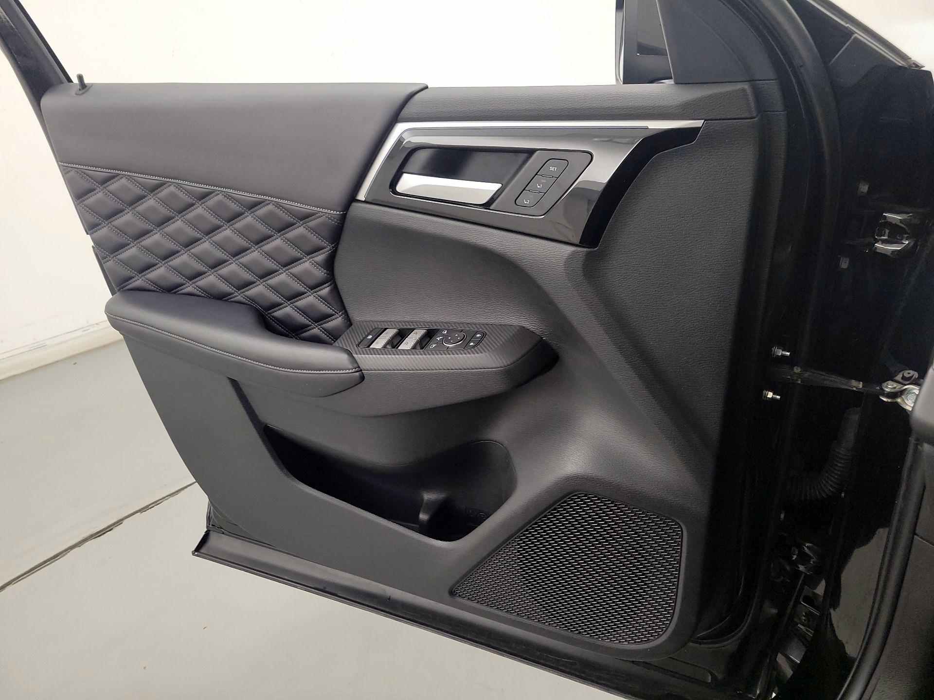 Thumbnail: 2023 Mitsubishi Outlander - 12