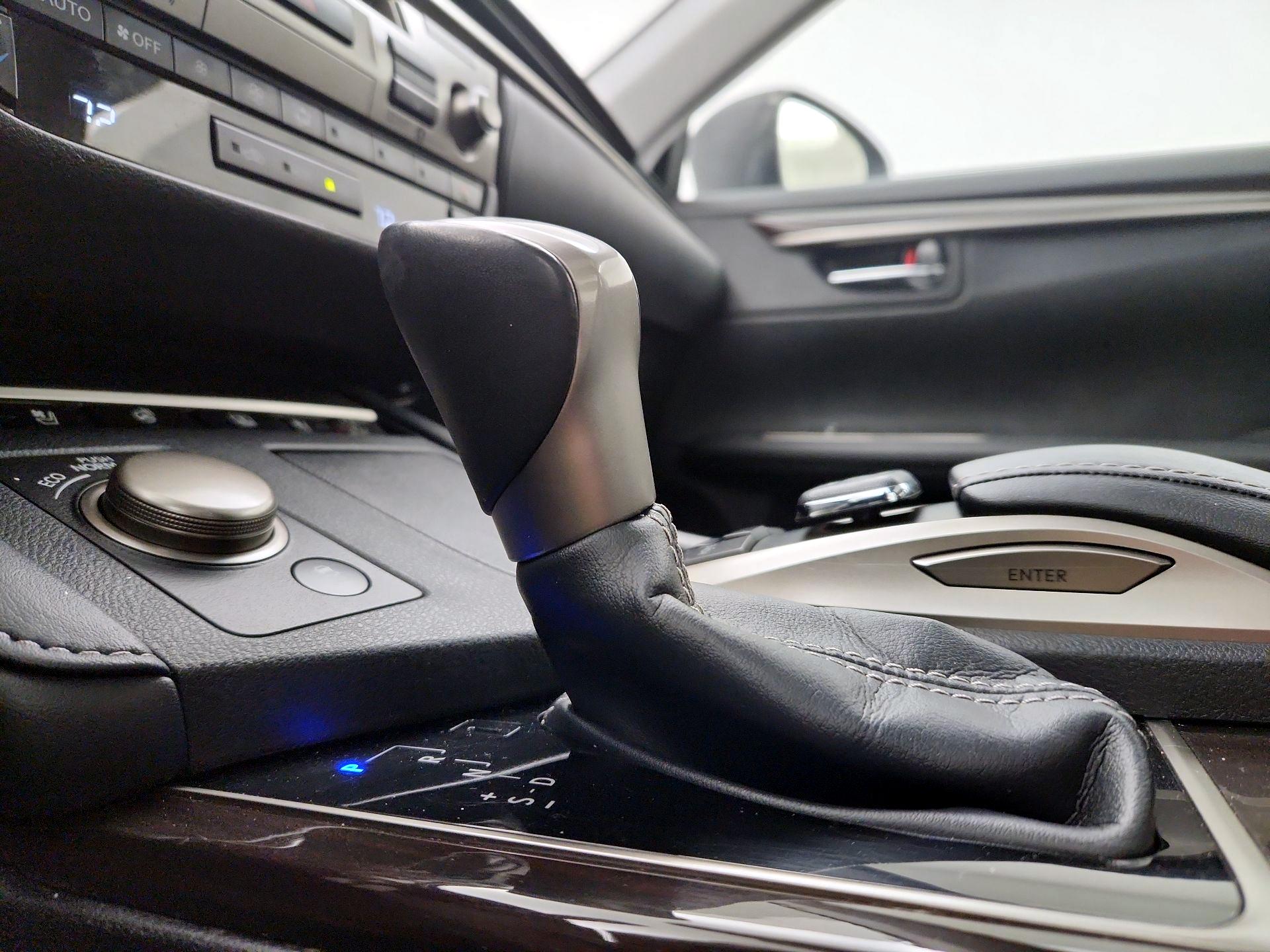 Thumbnail: 2018 Lexus ES - 18