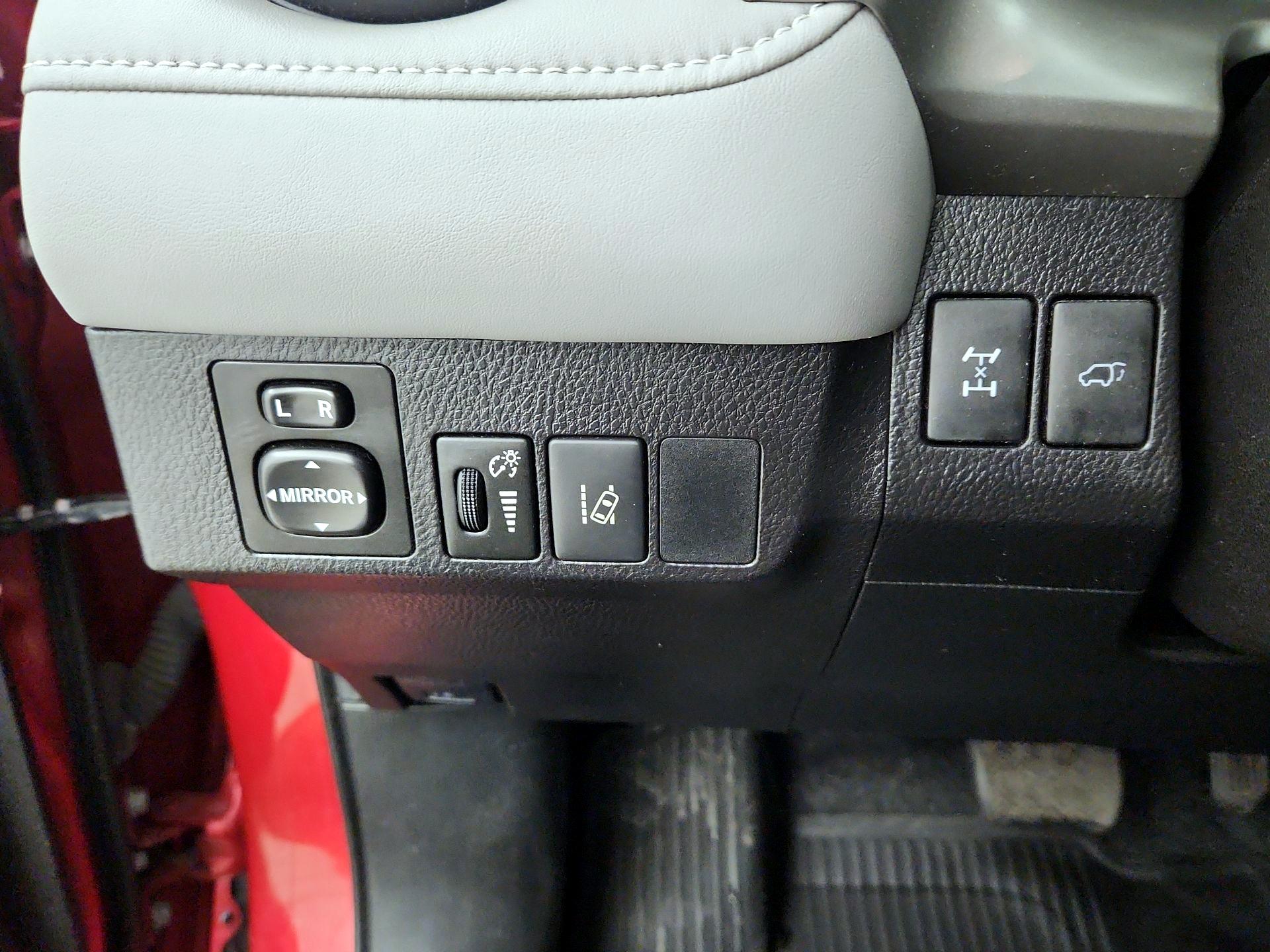 Thumbnail: 2016 Toyota RAV4 - 13