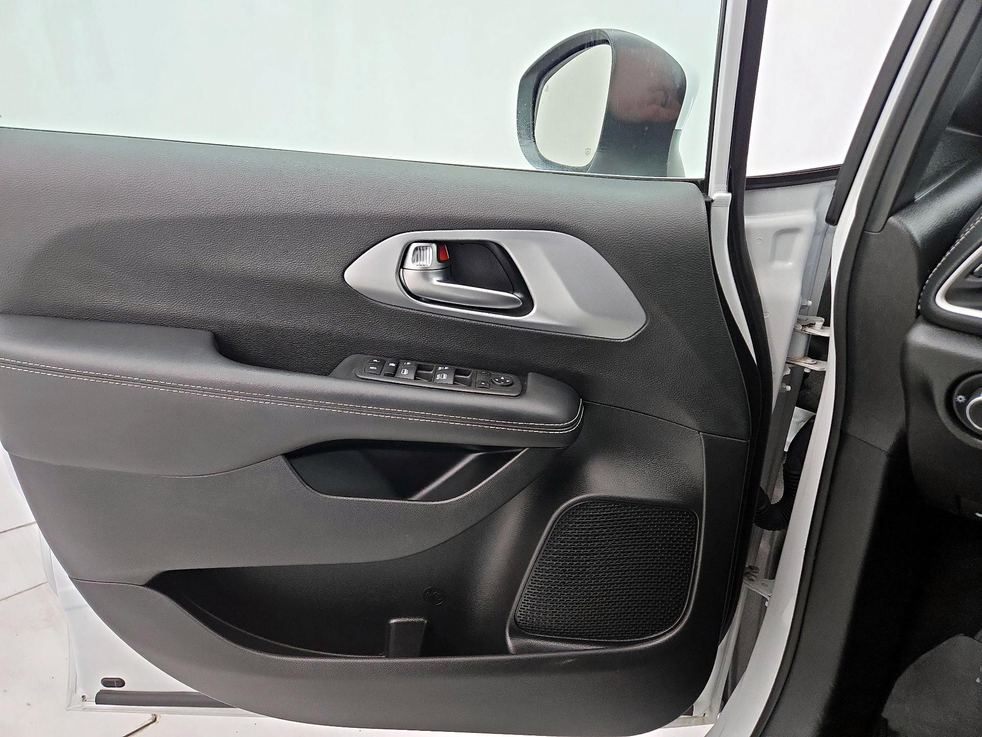 Thumbnail: 2023 Chrysler Pacifica - 12