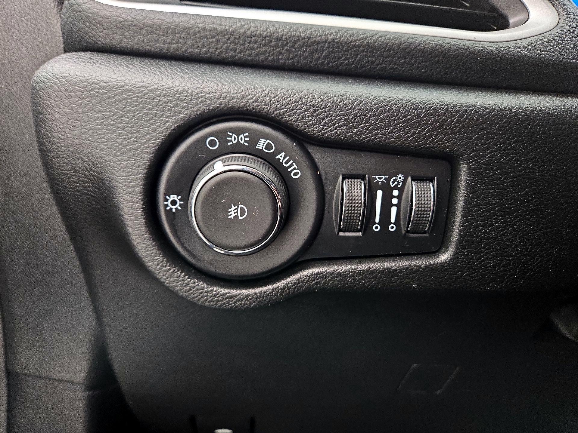 Thumbnail: 2023 Chrysler Pacifica - 13