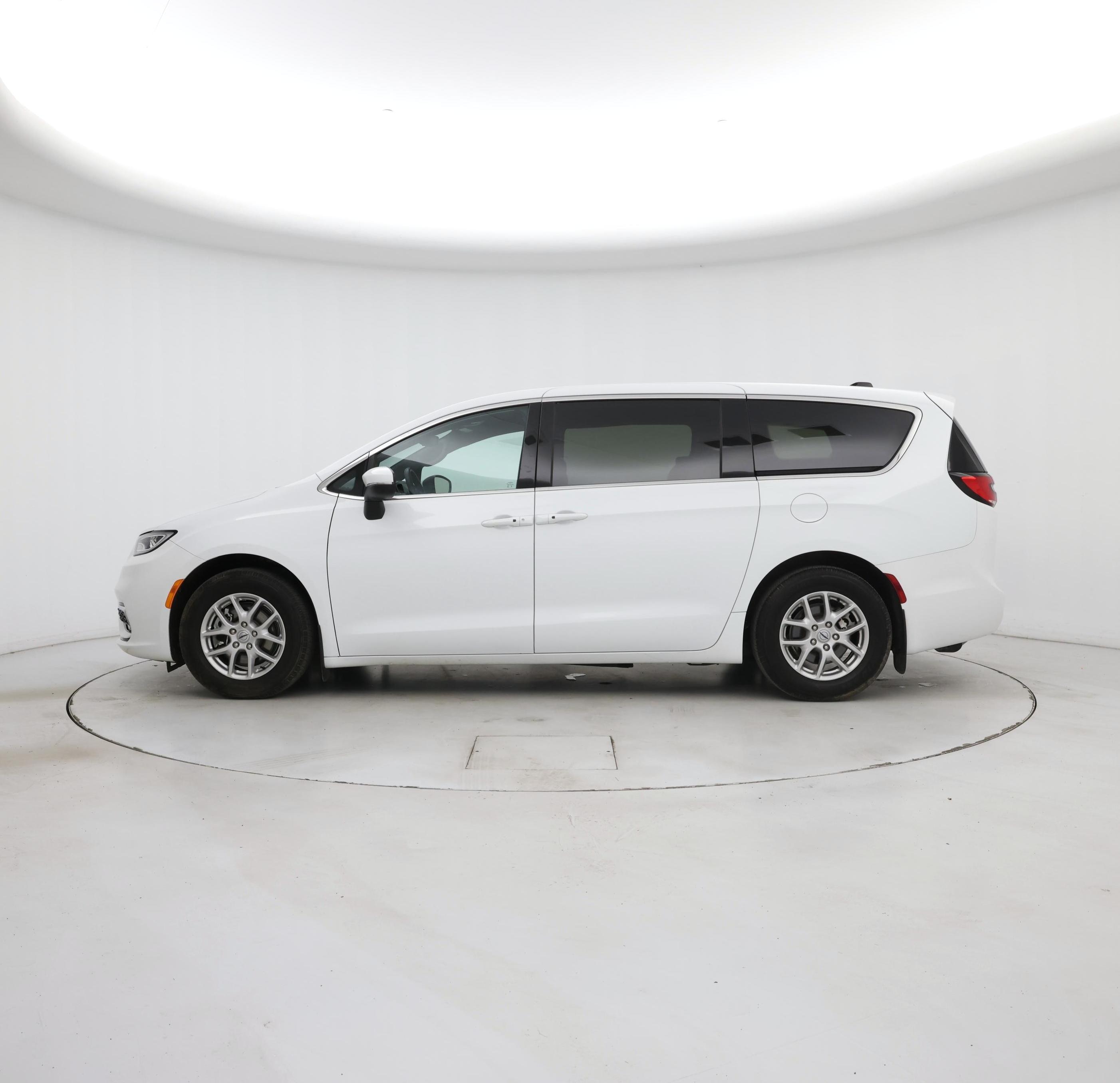 Thumbnail: 2023 Chrysler Pacifica - 3