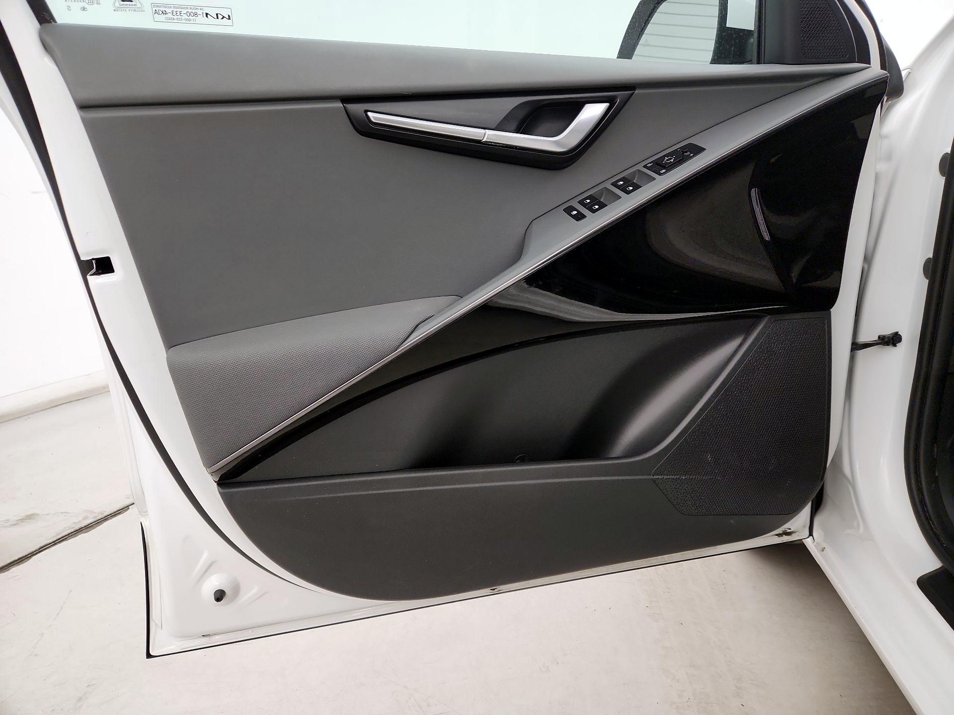 Thumbnail: 2023 Kia Niro - 12