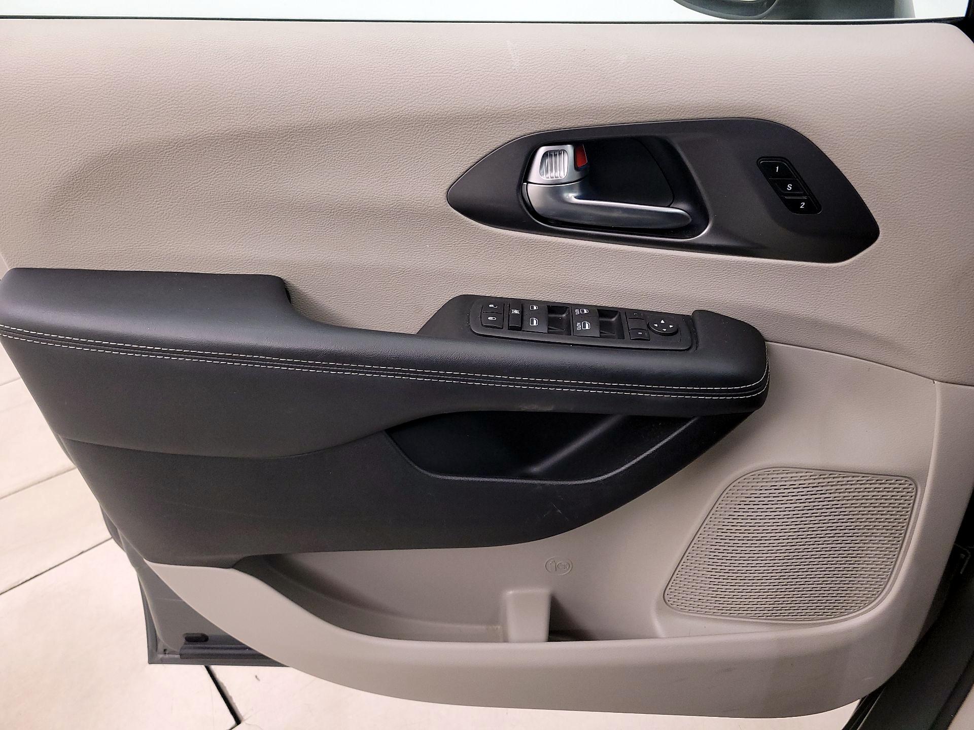 Thumbnail: 2023 Chrysler Pacifica - 12