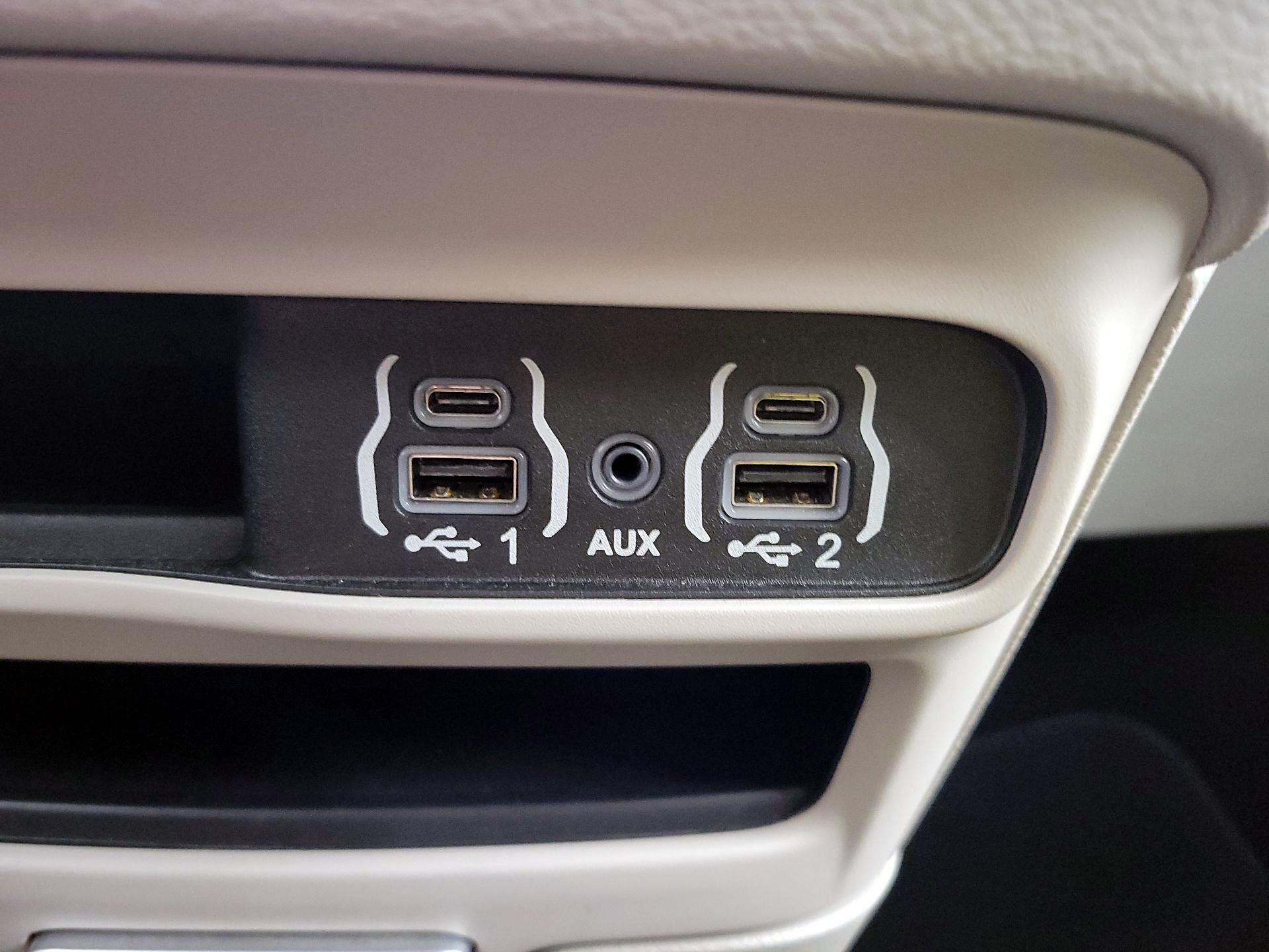 Thumbnail: 2023 Chrysler Pacifica - 18