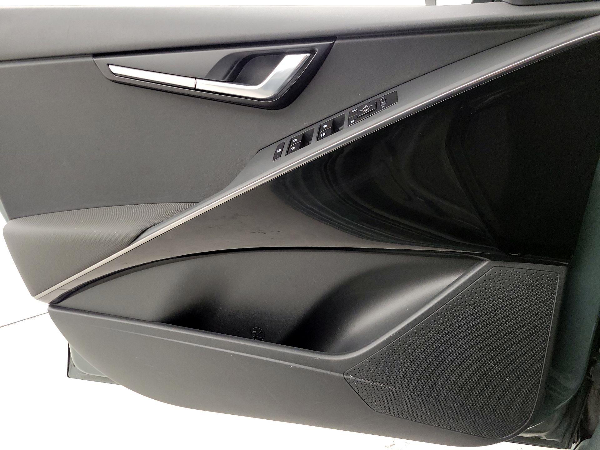 Thumbnail: 2023 Kia Niro - 12