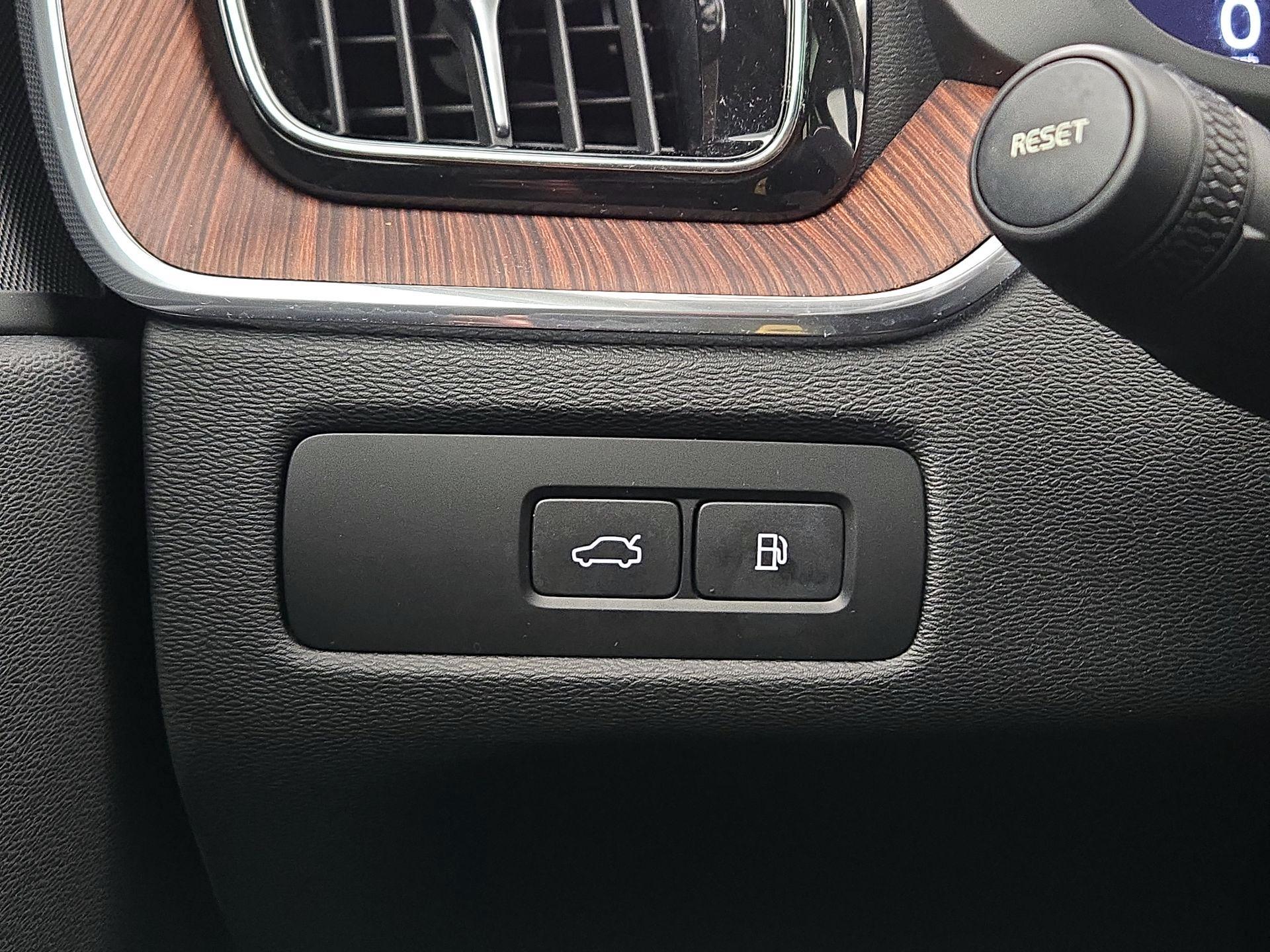 Thumbnail: 2023 Volvo XC60 - 13