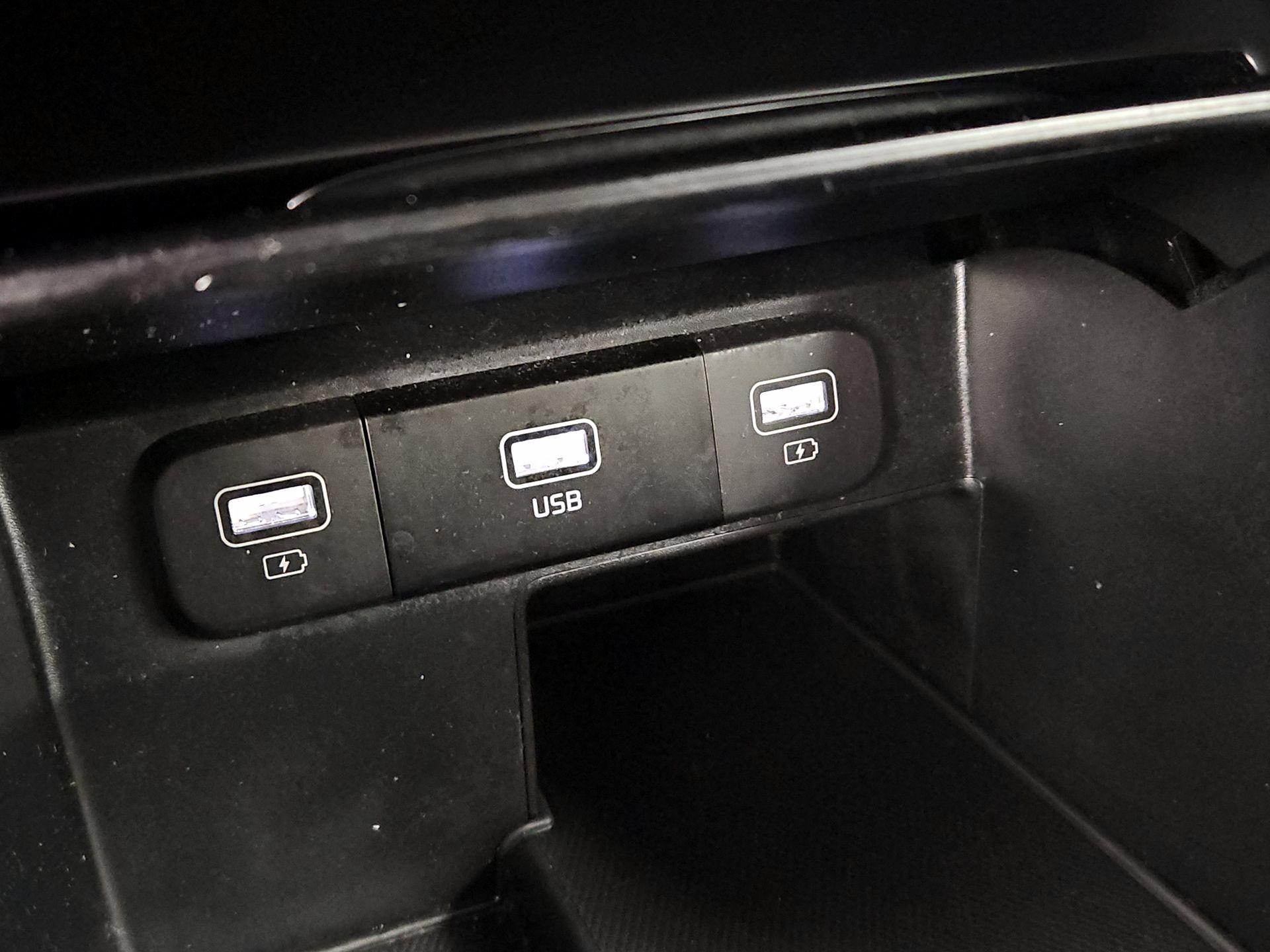 Thumbnail: 2023 Kia Sorento - 18