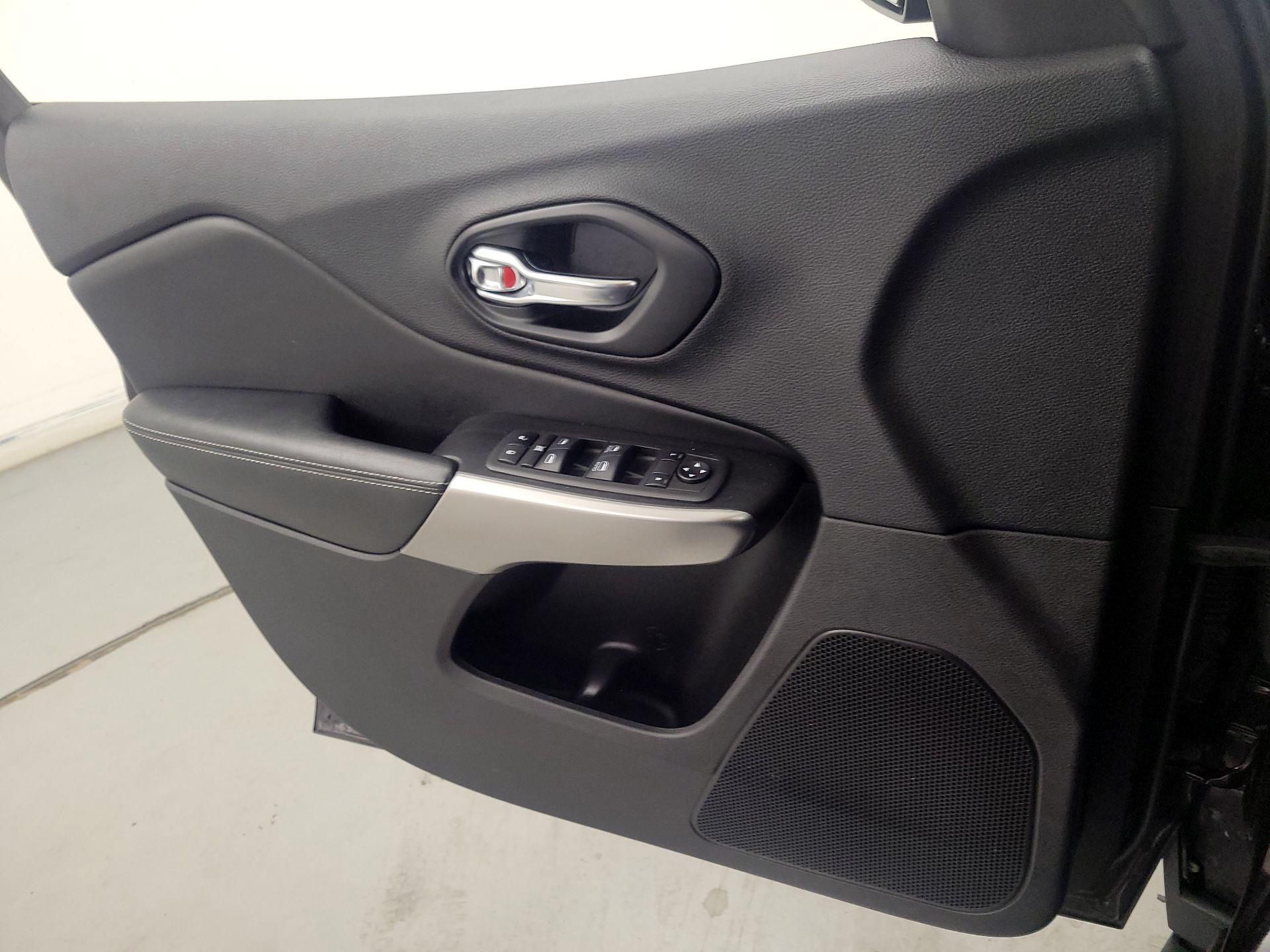 Thumbnail: 2021 Jeep Cherokee - 12