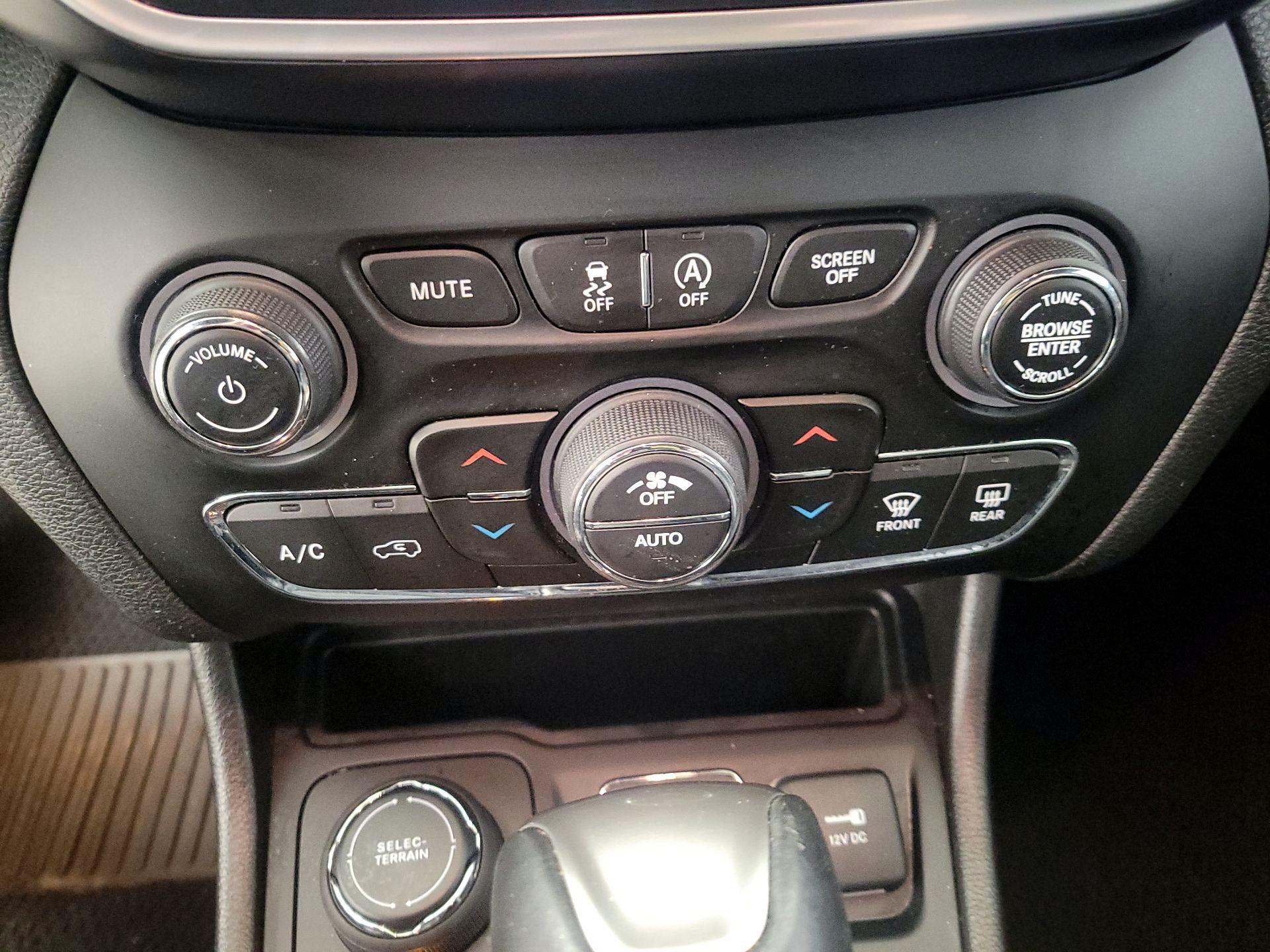 Thumbnail: 2021 Jeep Cherokee - 16