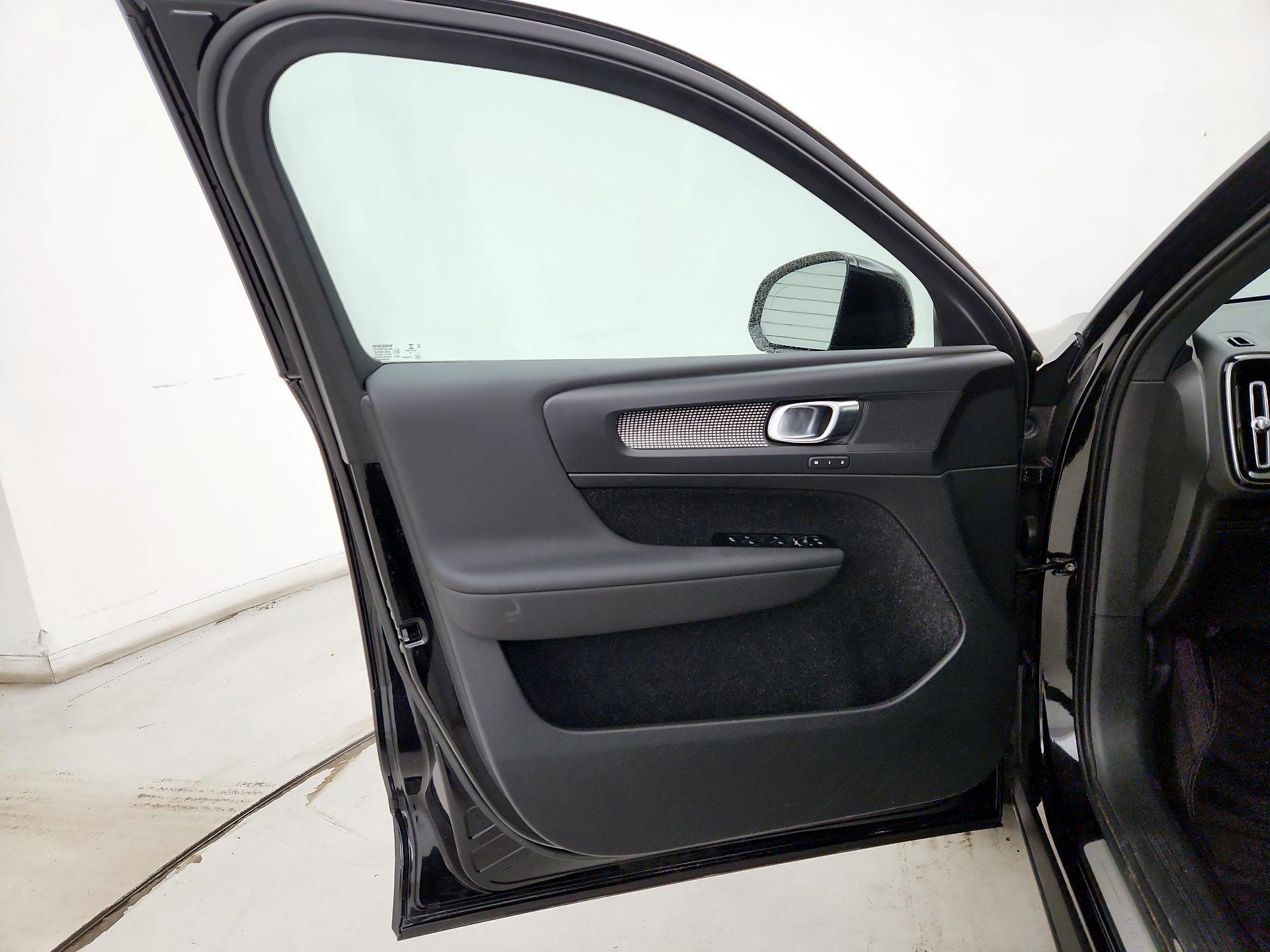 Thumbnail: 2021 Volvo XC40 - 12